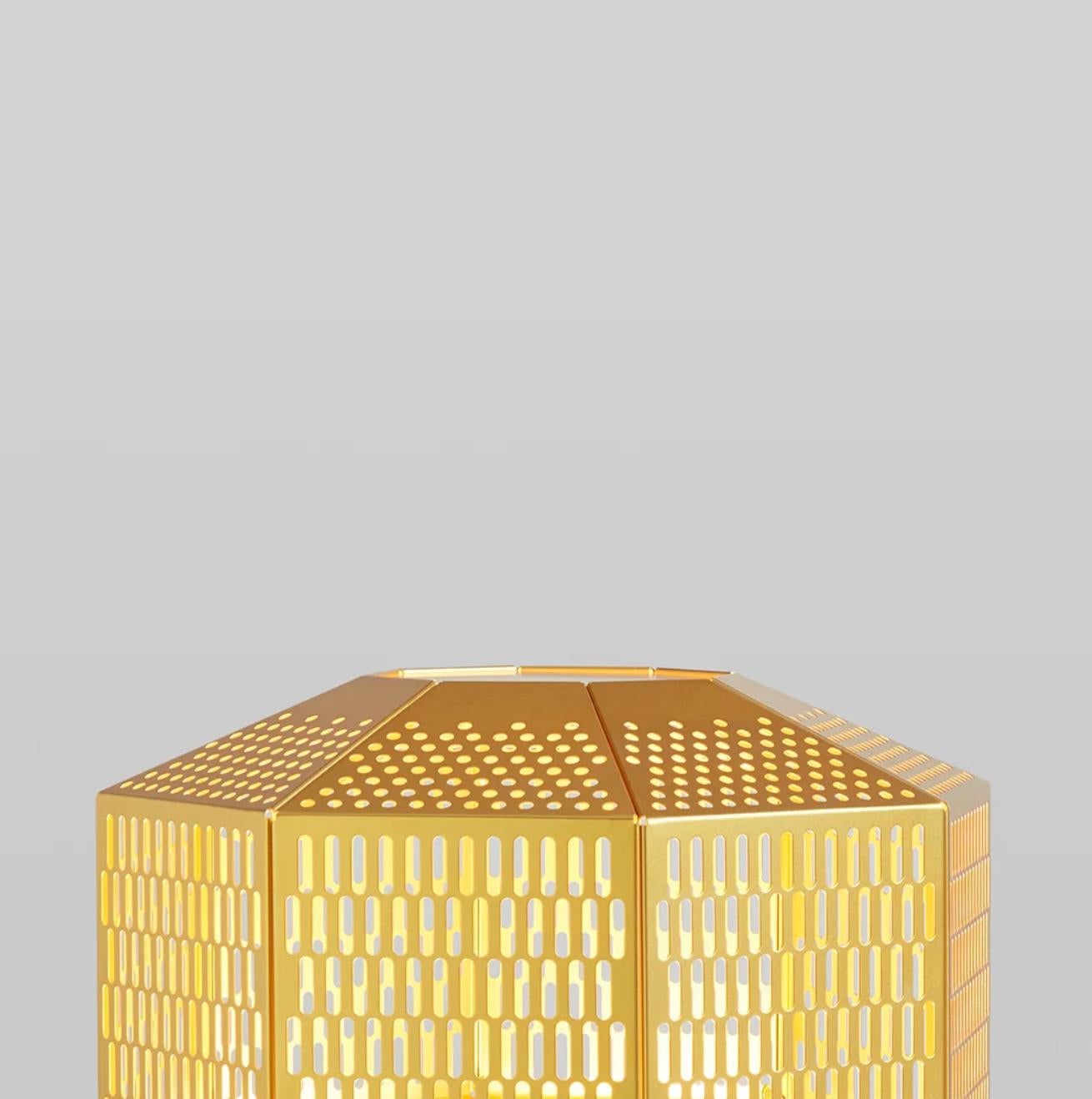 Lampe de table dorée Ma-Rock M de Jaime Hayson pour Parachilna Neuf - En vente à Barcelona, Barcelona