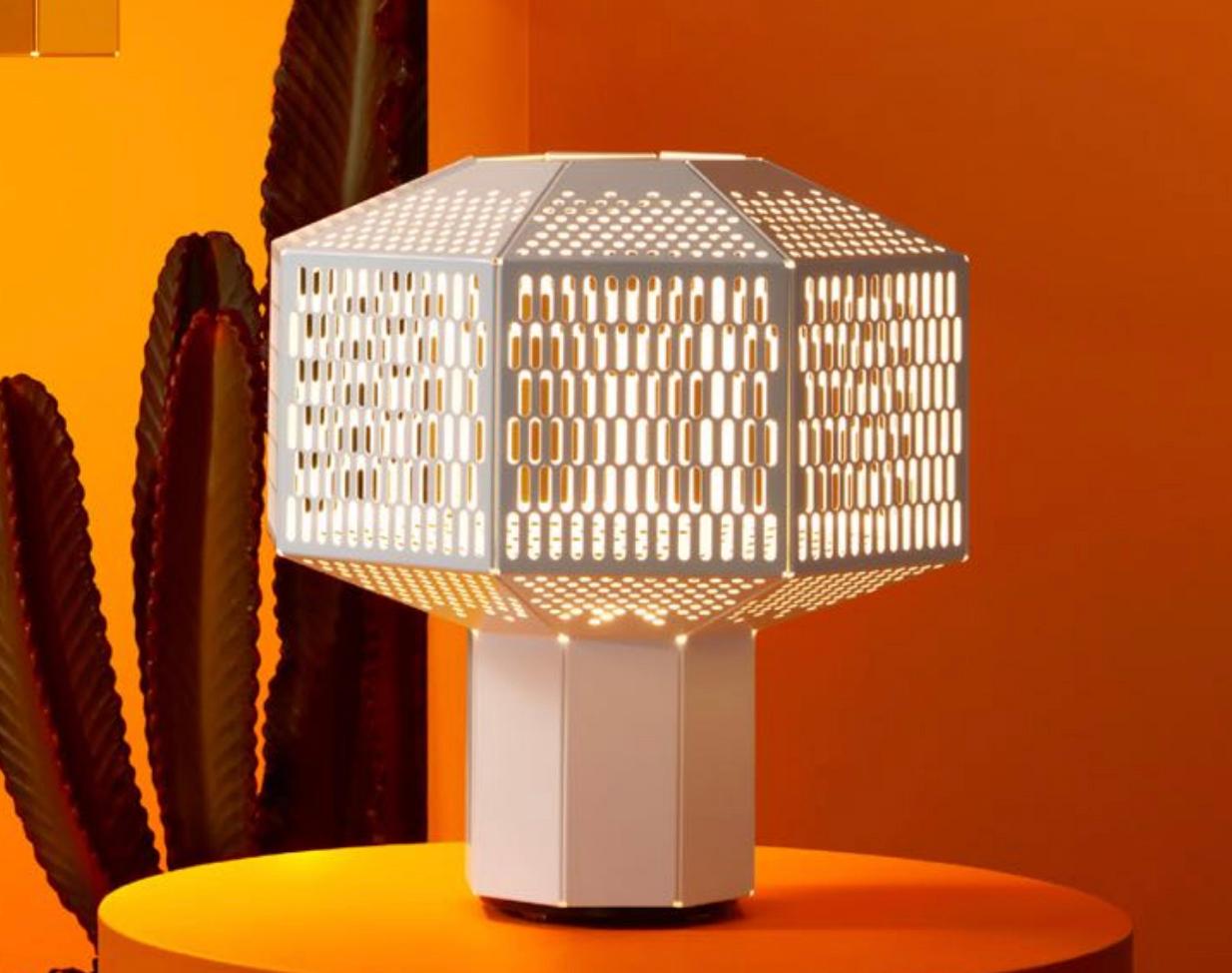 Jaime Hayson Ma-Rock T Me White Hängeleuchte für Parachilna 

Wenn Sie diese Lampe sehen, fühlen Sie sich sofort in die stillen Wüsten und die charakteristischen Aromen Marokkos versetzt. Wir haben der klassischen marokkanischen Laterne eine moderne