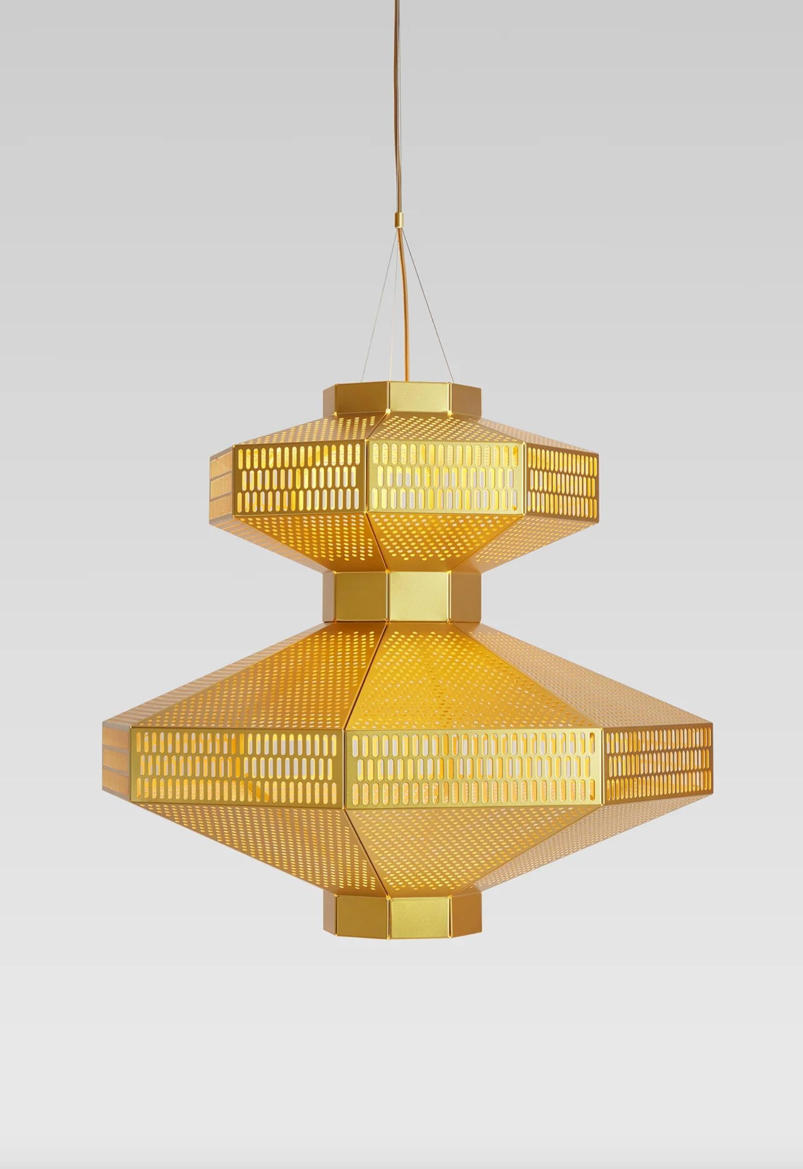 Jaime Hayson Ma-Rock T Me Golden Suspension Lamp For Parachilna 

Lorsque vous voyez cette lampe, vous êtes immédiatement transporté vers les déserts silencieux et les saveurs caractéristiques du Maroc. Nous avons donné une touche moderne à la
