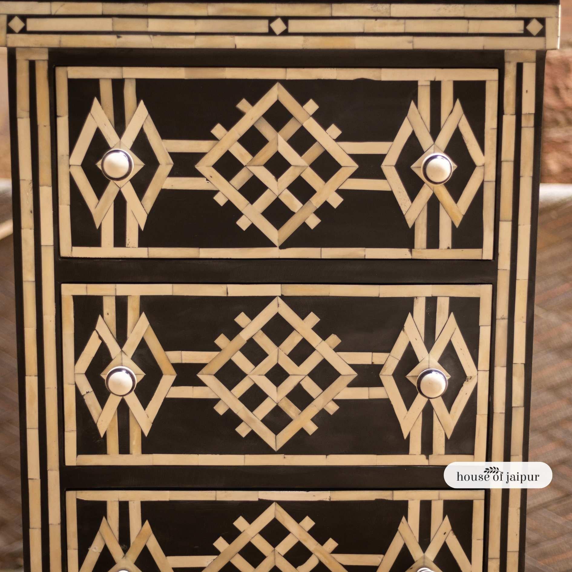 Intarsio Jaipur Cassettone con intarsio in osso nero - Cassettiera di House of Jaipur in vendita