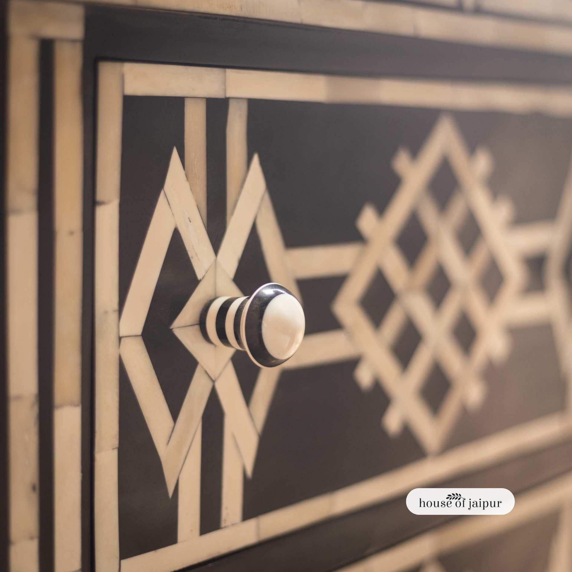 Jaipur Cassettone con intarsio in osso nero - Cassettiera di House of Jaipur In condizioni Nuovo in vendita a New York, NY