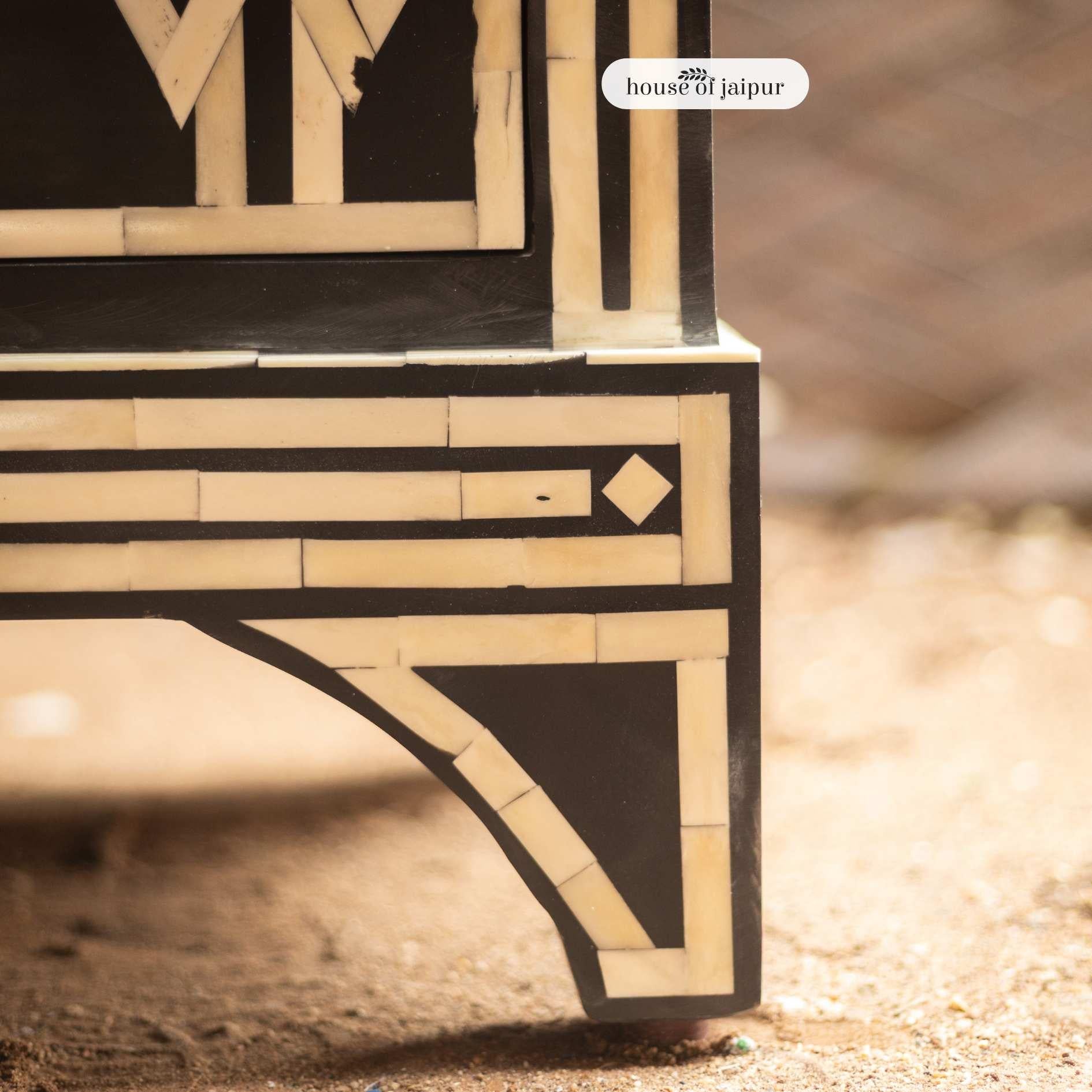 XXI secolo e contemporaneo Jaipur Cassettone con intarsio in osso nero - Cassettiera di House of Jaipur in vendita