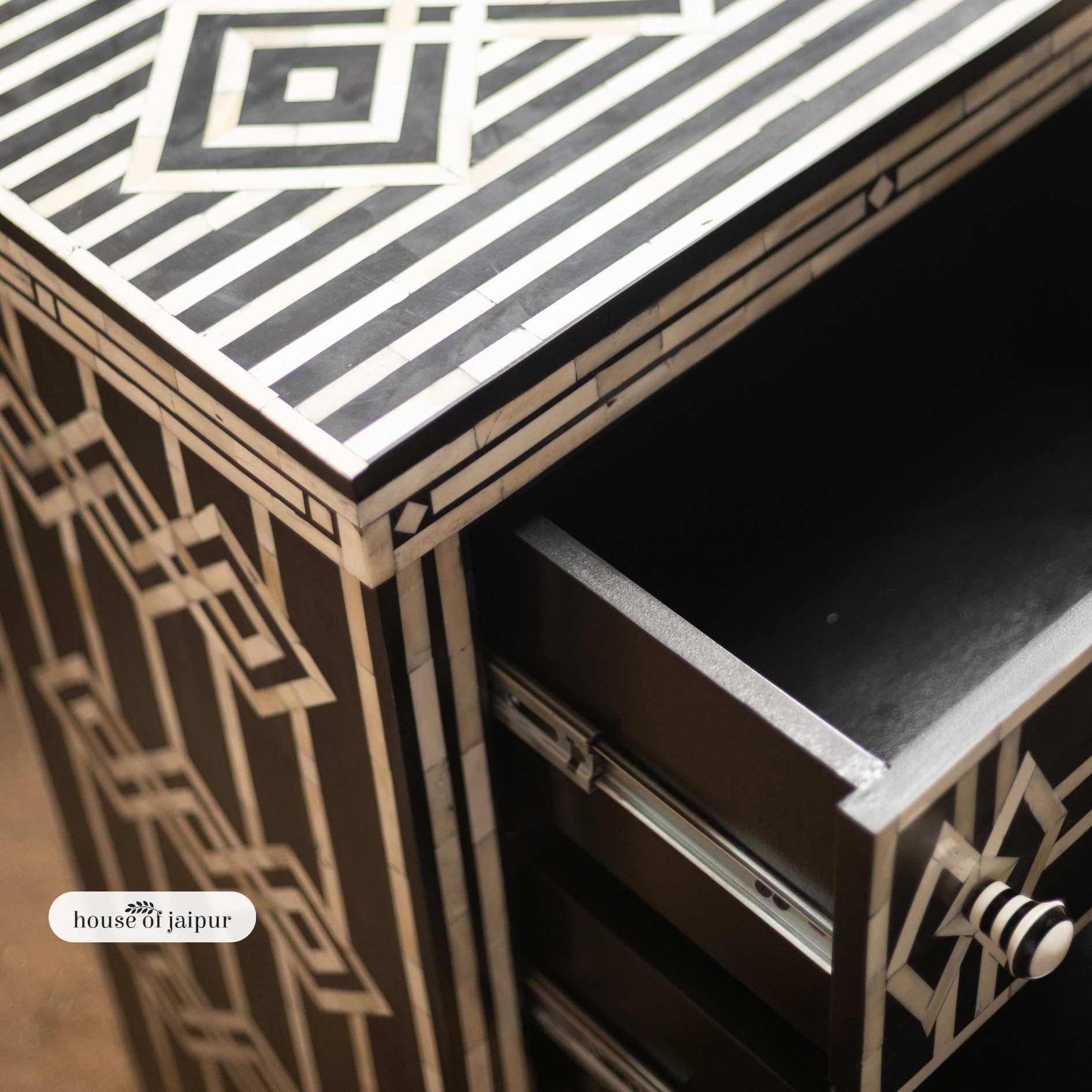 Osso Jaipur Cassettone con intarsio in osso nero - Cassettiera di House of Jaipur in vendita