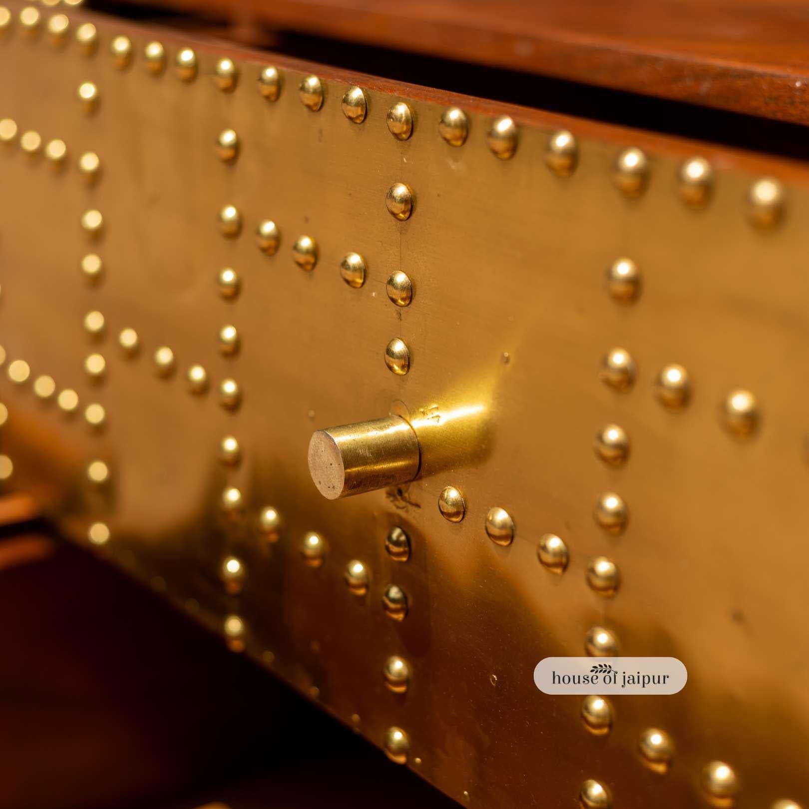 Brutalismo Comò Patchwork in ottone Jaipur in vendita