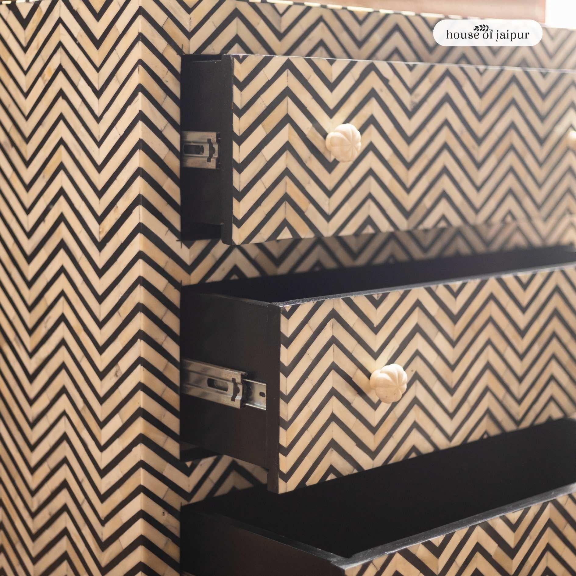 Cassettone Jaipur Chevron con intarsio in osso di House of Jaipur in vendita 2