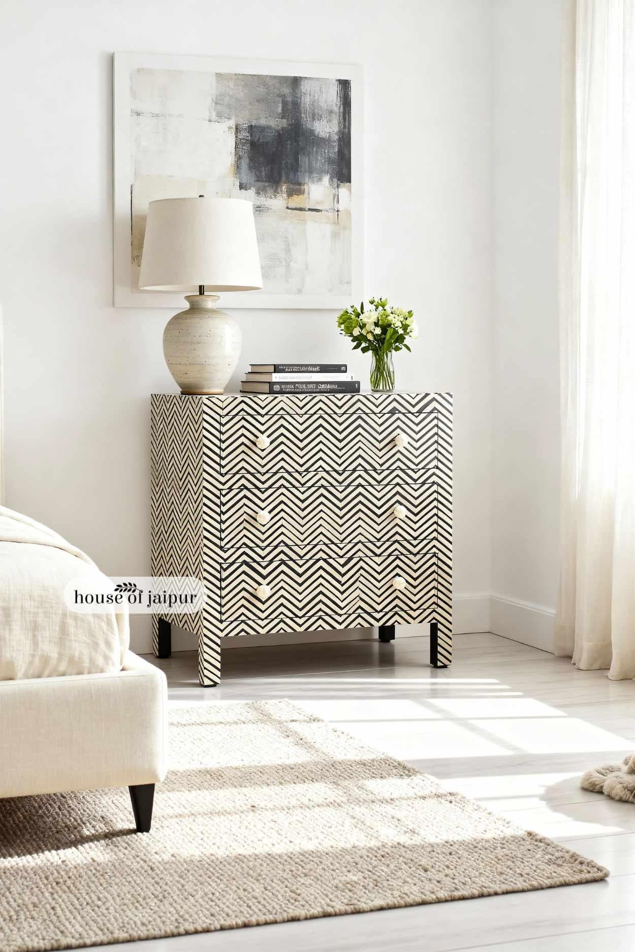 Cassettone Jaipur Chevron con intarsio in osso di House of Jaipur in vendita 3