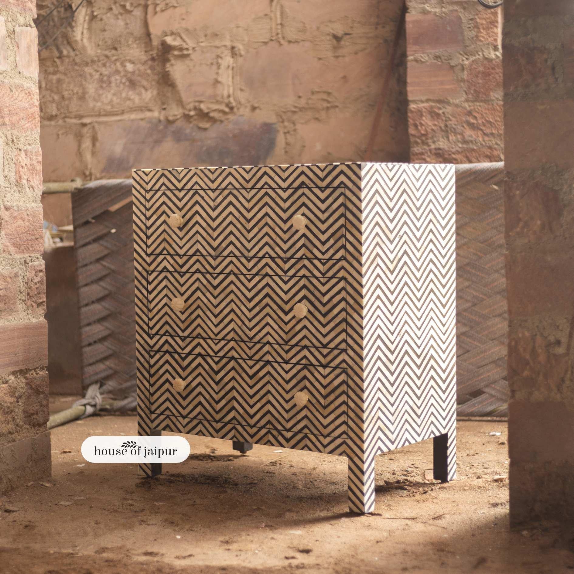 Art Déco Cassettone Jaipur Chevron con intarsio in osso di House of Jaipur in vendita