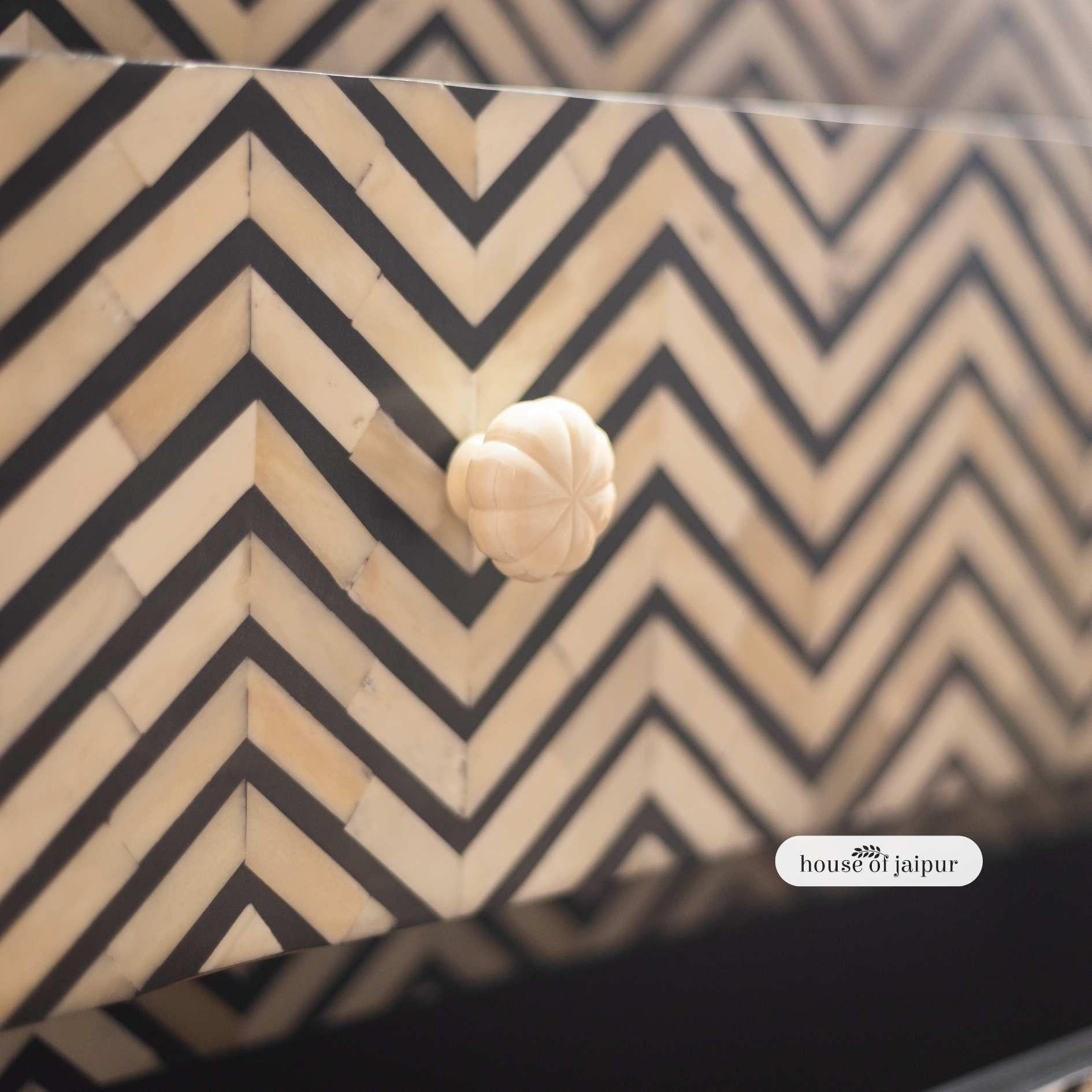 Indiano Cassettone Jaipur Chevron con intarsio in osso di House of Jaipur in vendita