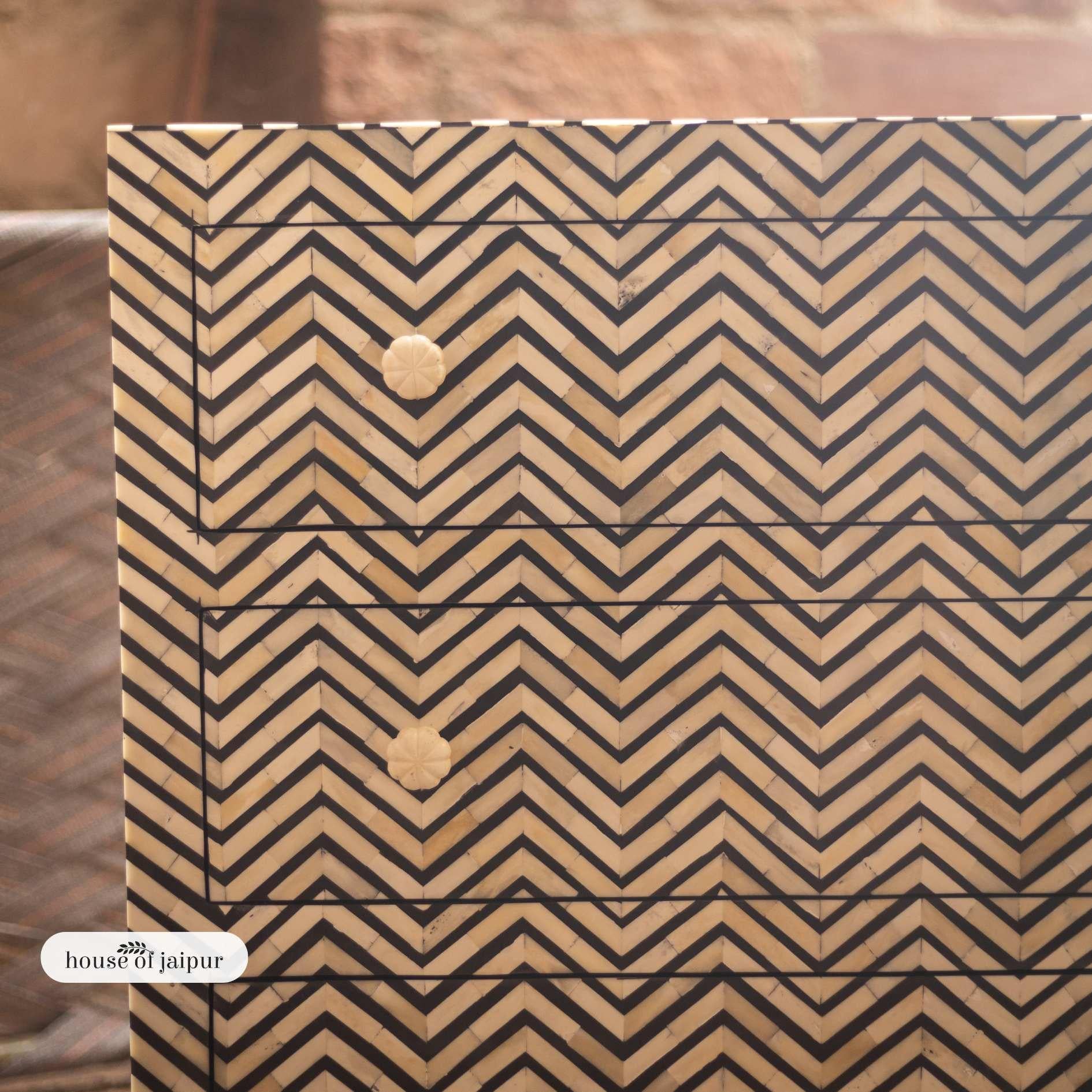 Intarsio Cassettone Jaipur Chevron con intarsio in osso di House of Jaipur in vendita