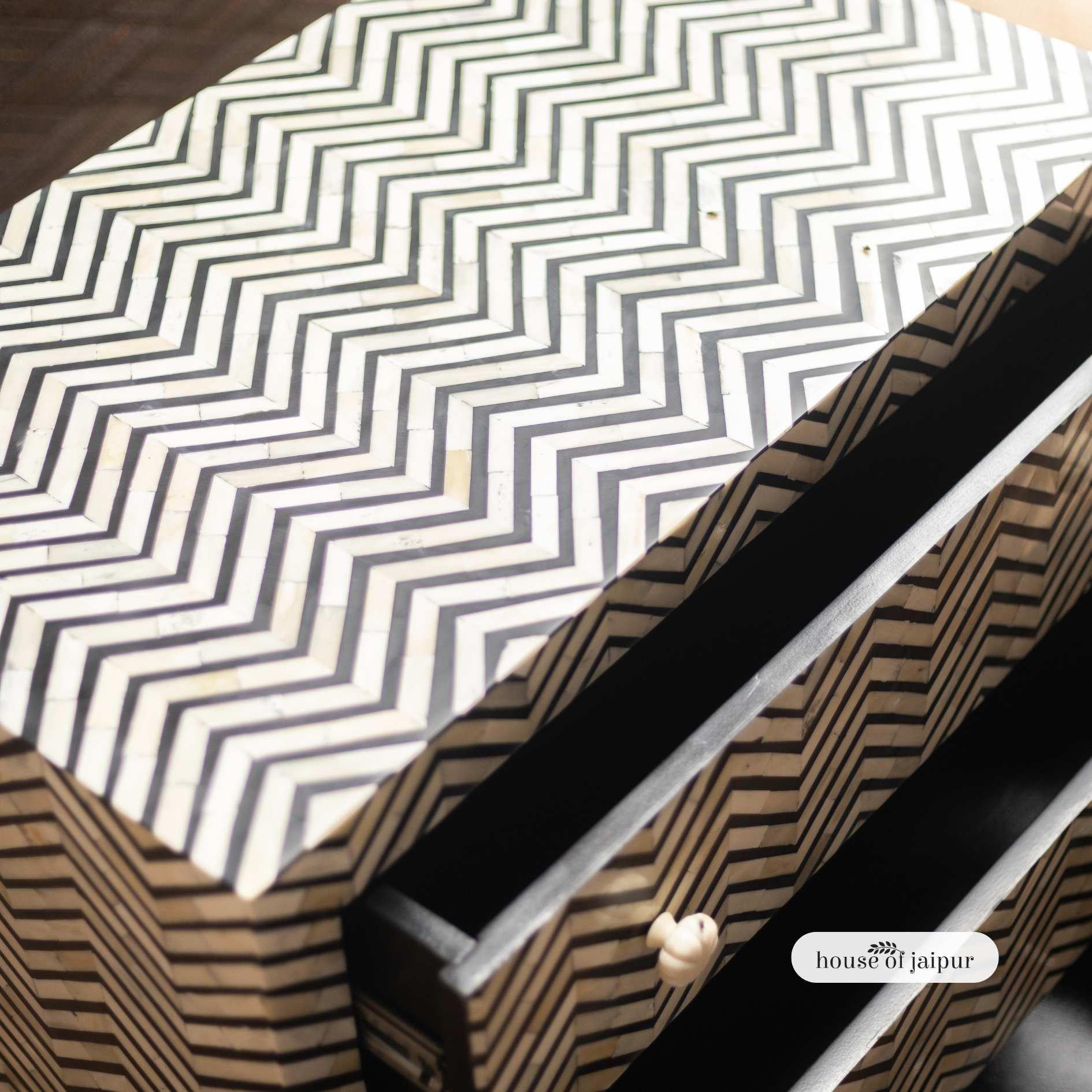 Cassettone Jaipur Chevron con intarsio in osso di House of Jaipur In condizioni Nuovo in vendita a New York, NY