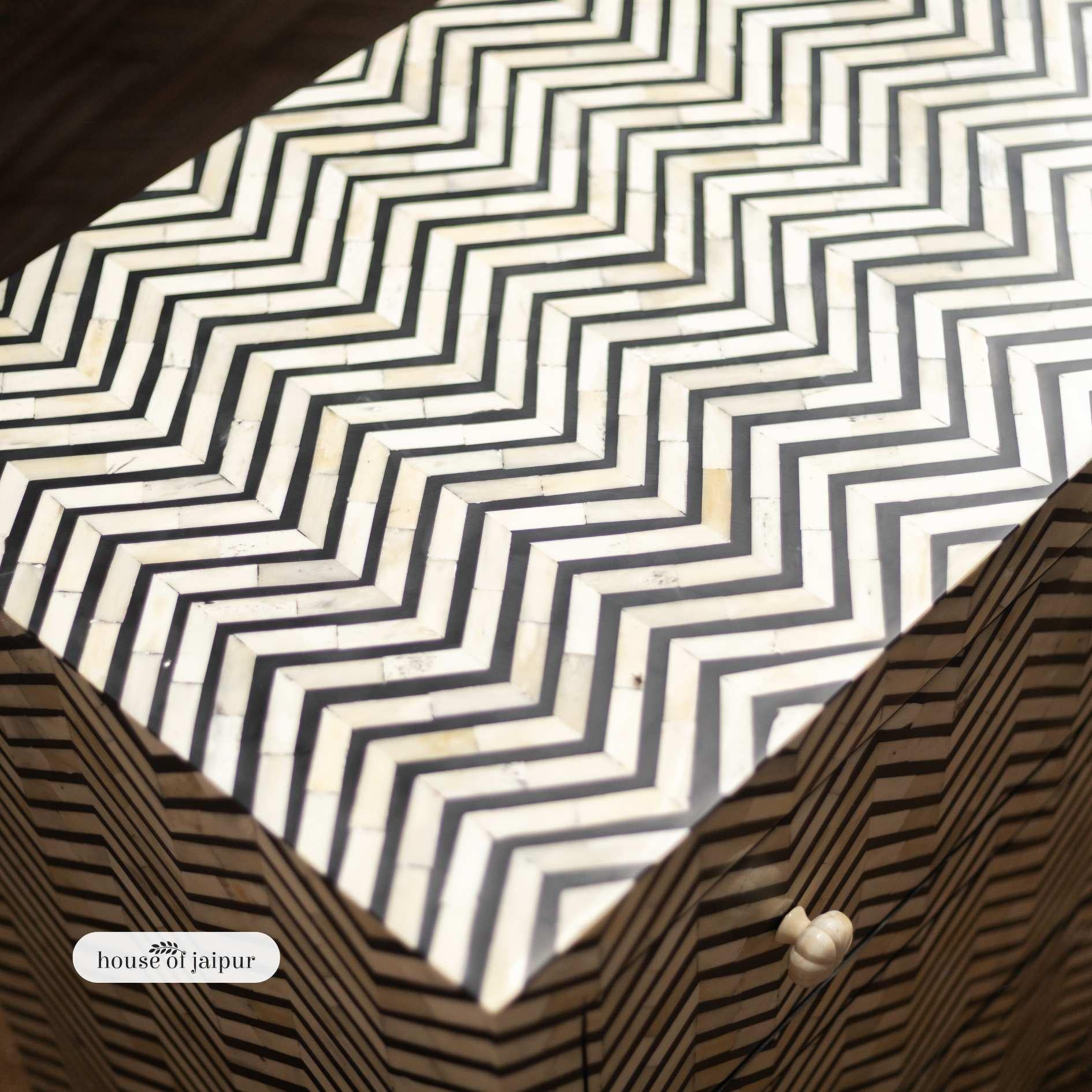 XXI secolo e contemporaneo Cassettone Jaipur Chevron con intarsio in osso di House of Jaipur in vendita