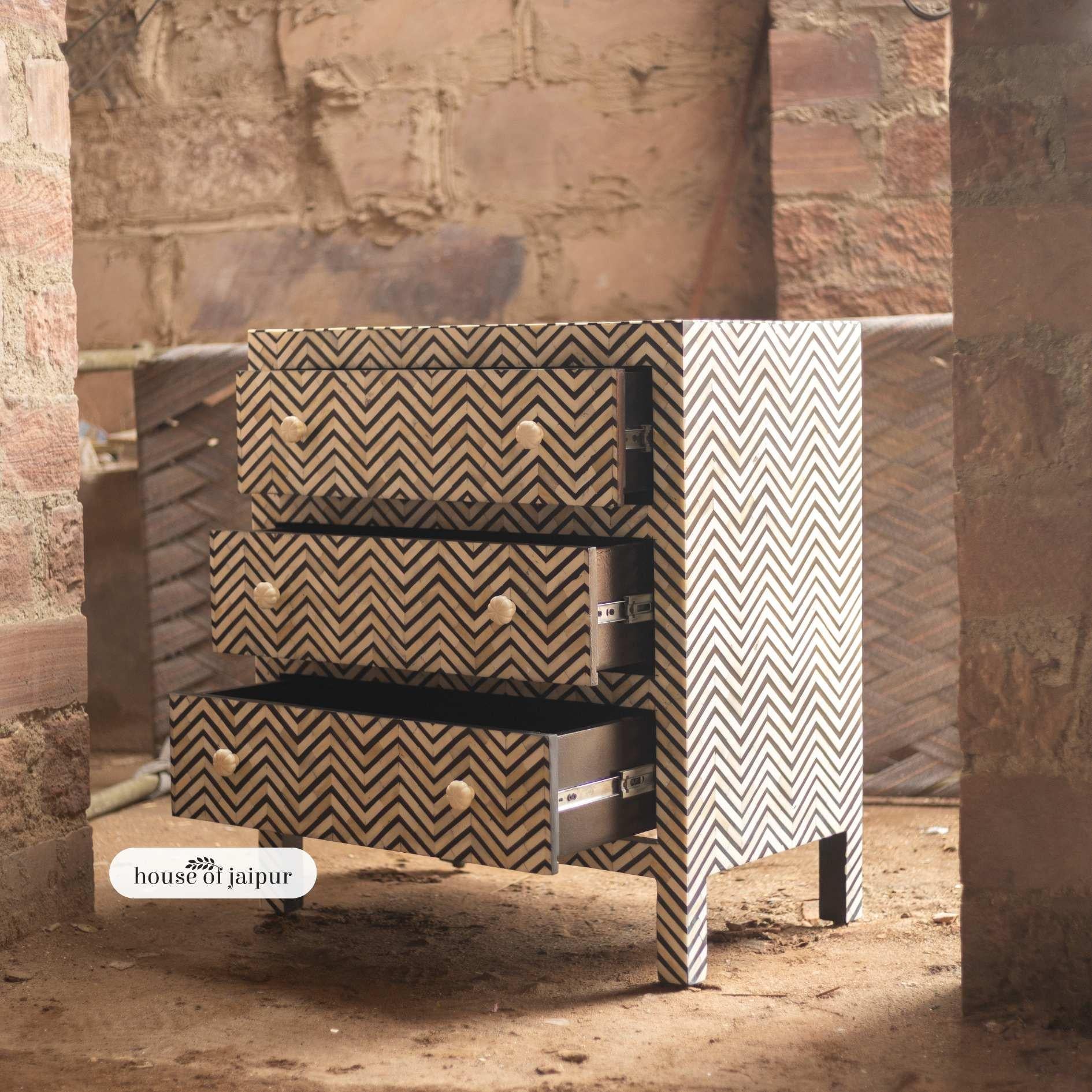 Osso Cassettone Jaipur Chevron con intarsio in osso di House of Jaipur in vendita
