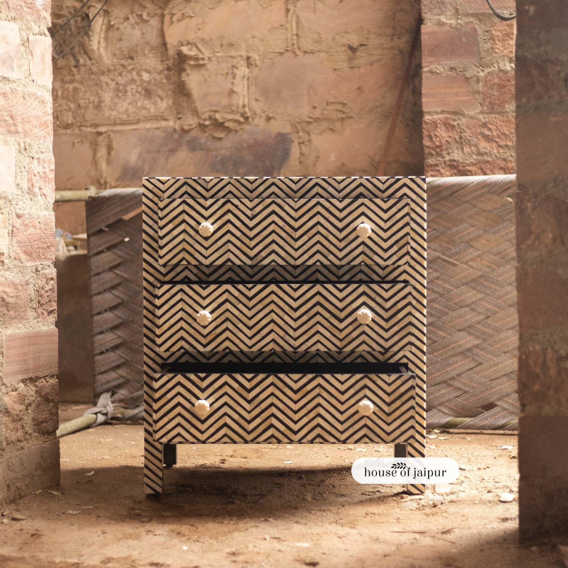 Cassettone Jaipur Chevron con intarsio in osso di House of Jaipur in vendita 1