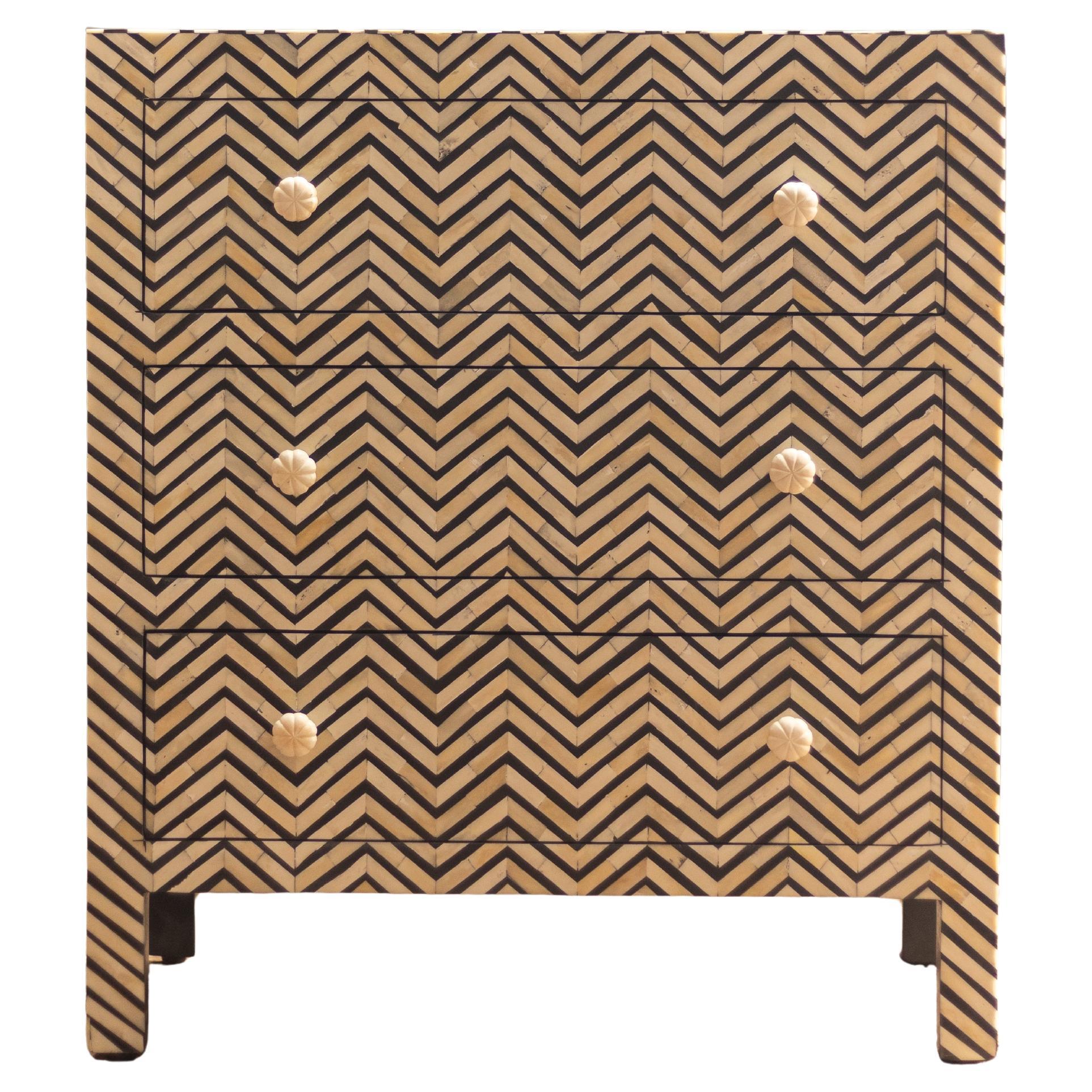Cassettone Jaipur Chevron con intarsio in osso di House of Jaipur in vendita