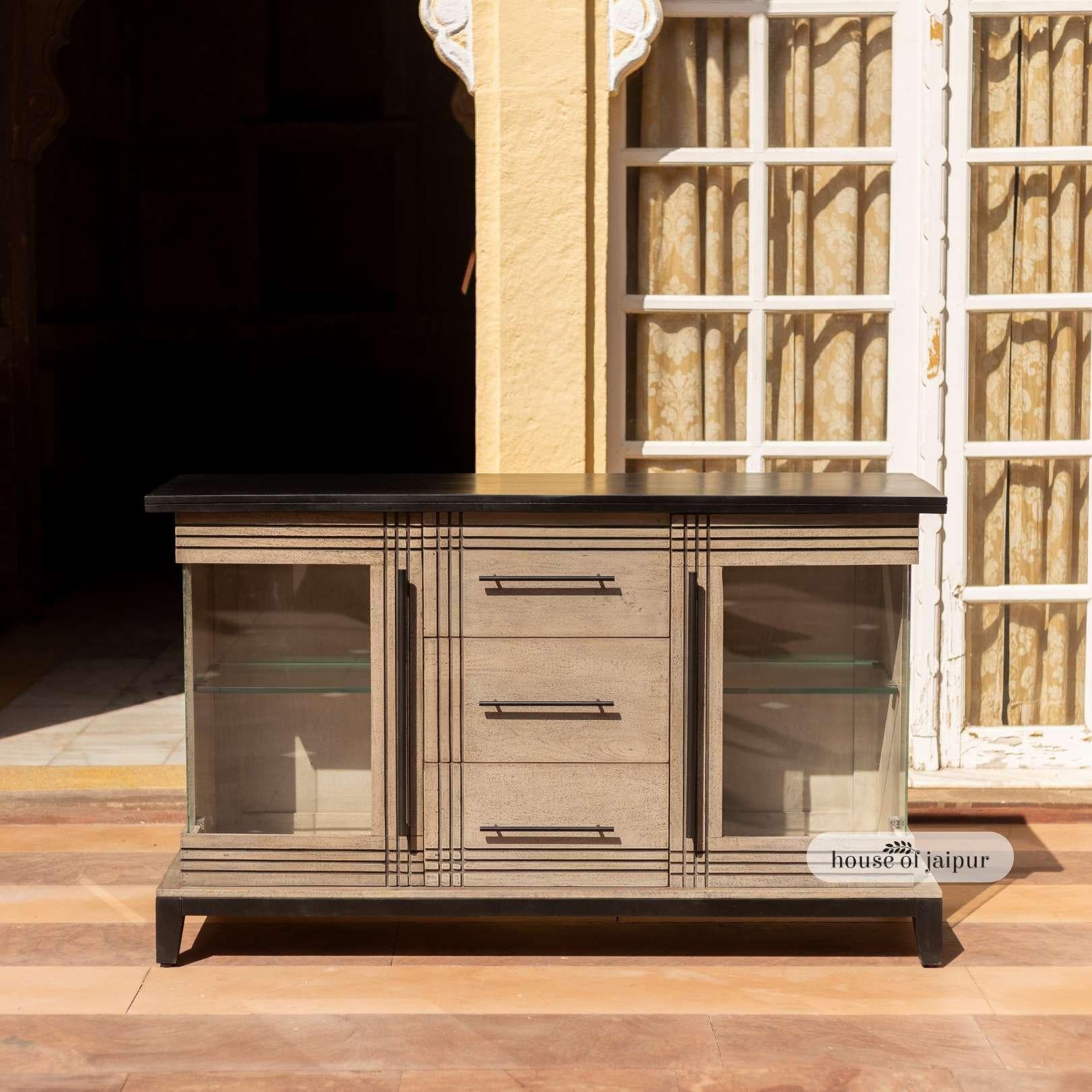 Il buffet Jaipur Distressed Linea è una raffinata dichiarazione di artigianato e geometria, parte della collezione Lineaal. Realizzato a mano in legno massiccio, presenta una scocca grigia e consumata, contrastata da un piano e una base neri ed