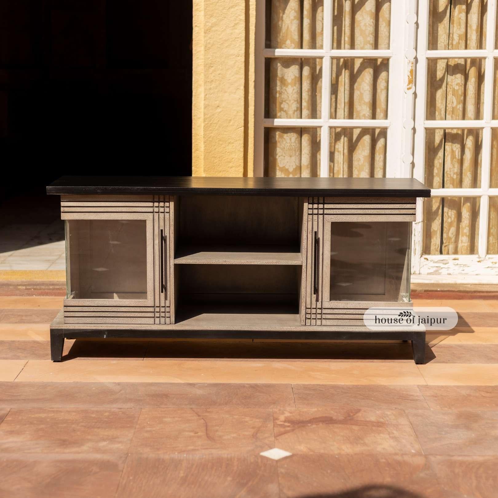 La consolle multimediale Jaipur Distressed Linea della Collection'S riunisce un'artigianalità raffinata, una simmetria e un'estetica distorta senza tempo. Realizzata a mano in legno massiccio, questa consolle presenta un corpo grigio strutturato