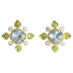 Jaipur Blumen-Cluster-Ohrringe aus 18 Karat Gelbgold mit Diamanten, Aquamarin und Peridot