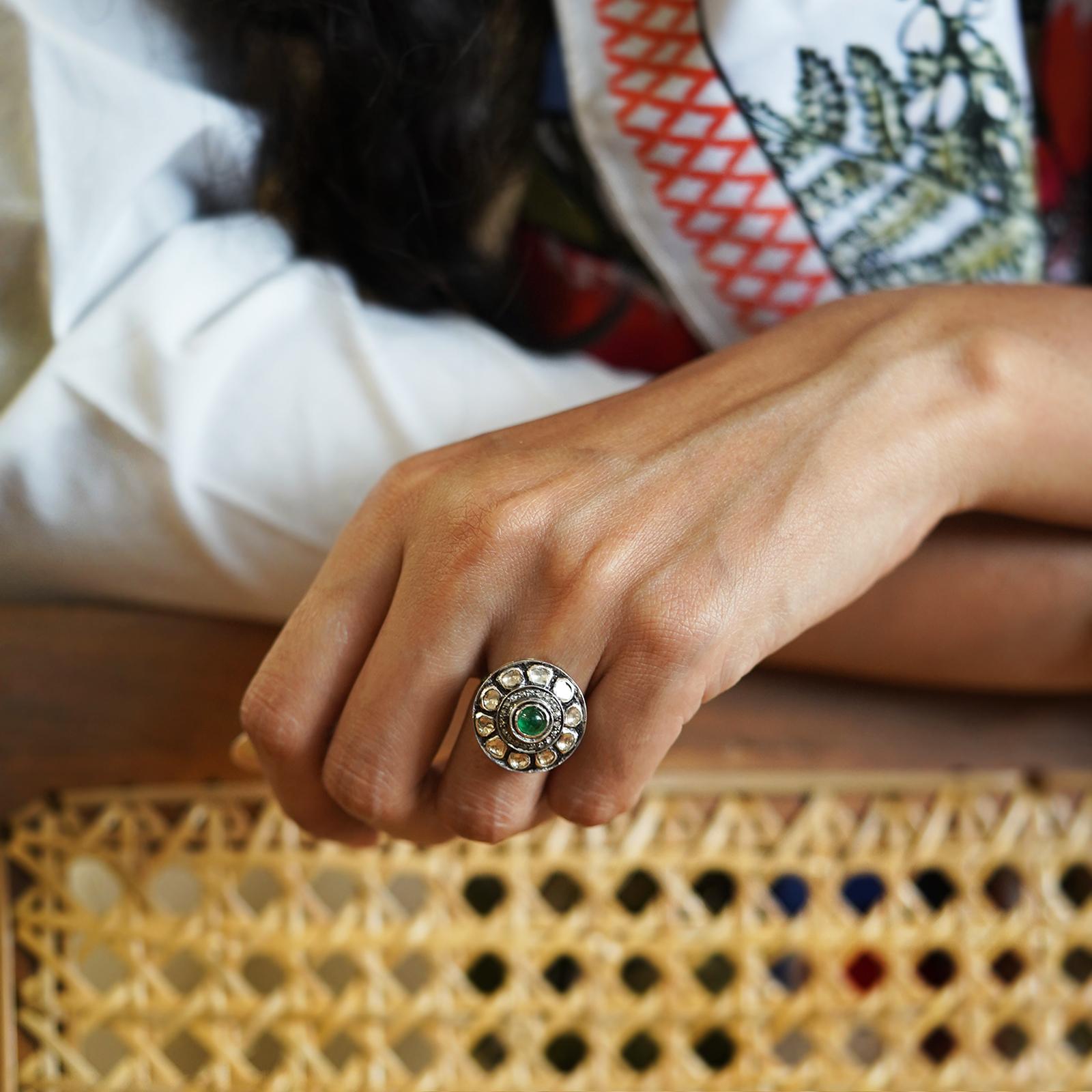 En vente :  Bague Moi Jaipur avec diamants non taillés et émeraudes 2