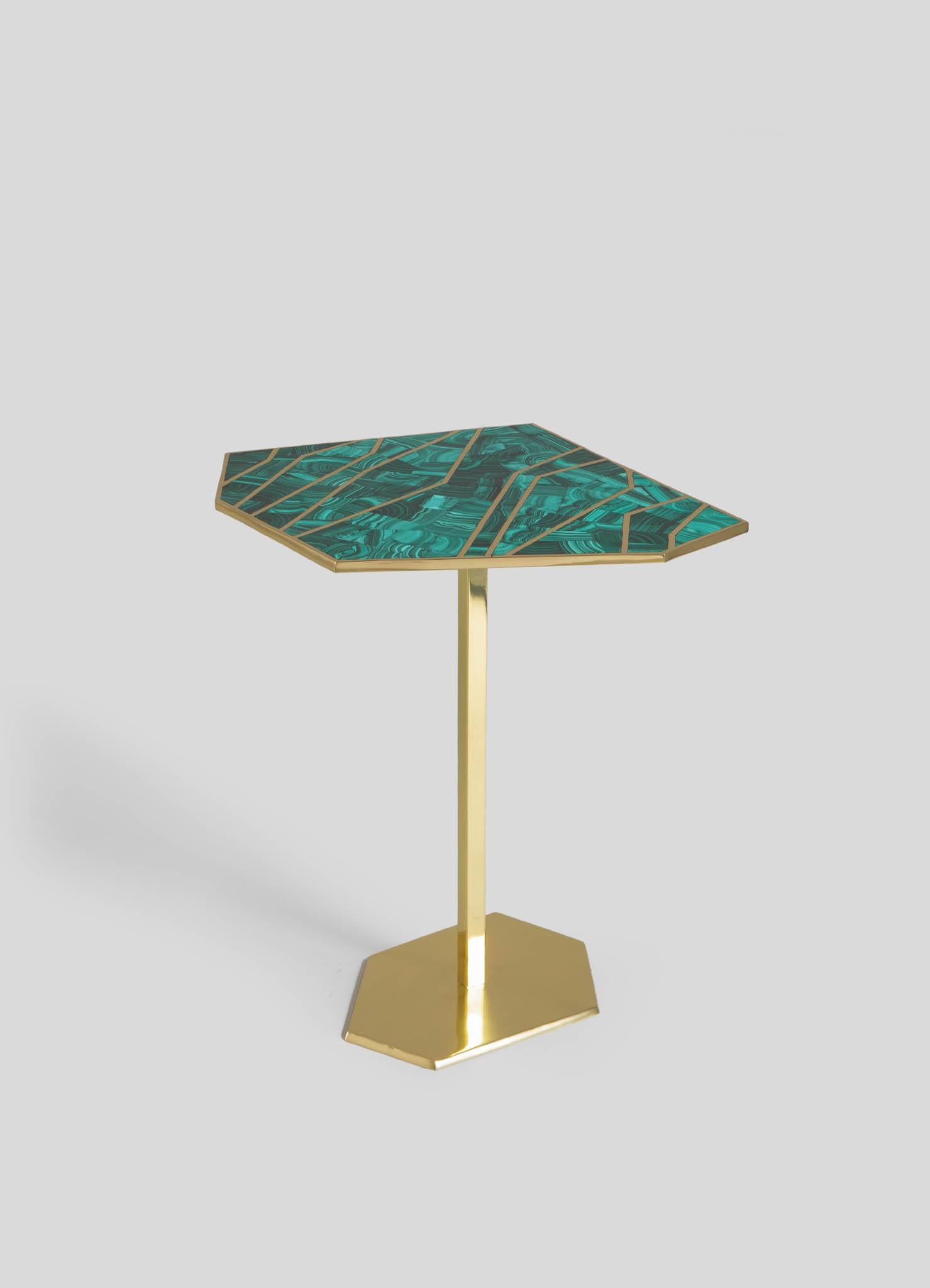 Mesa auxiliar Jaipur verde pequeña de latón y piedra semipreciosa, Viya by Vikram Goyal

En las crónicas celestes de la India, los observatorios astrales surgieron como santuarios al aire libre, templos del paso del tiempo y danza de las estrellas.