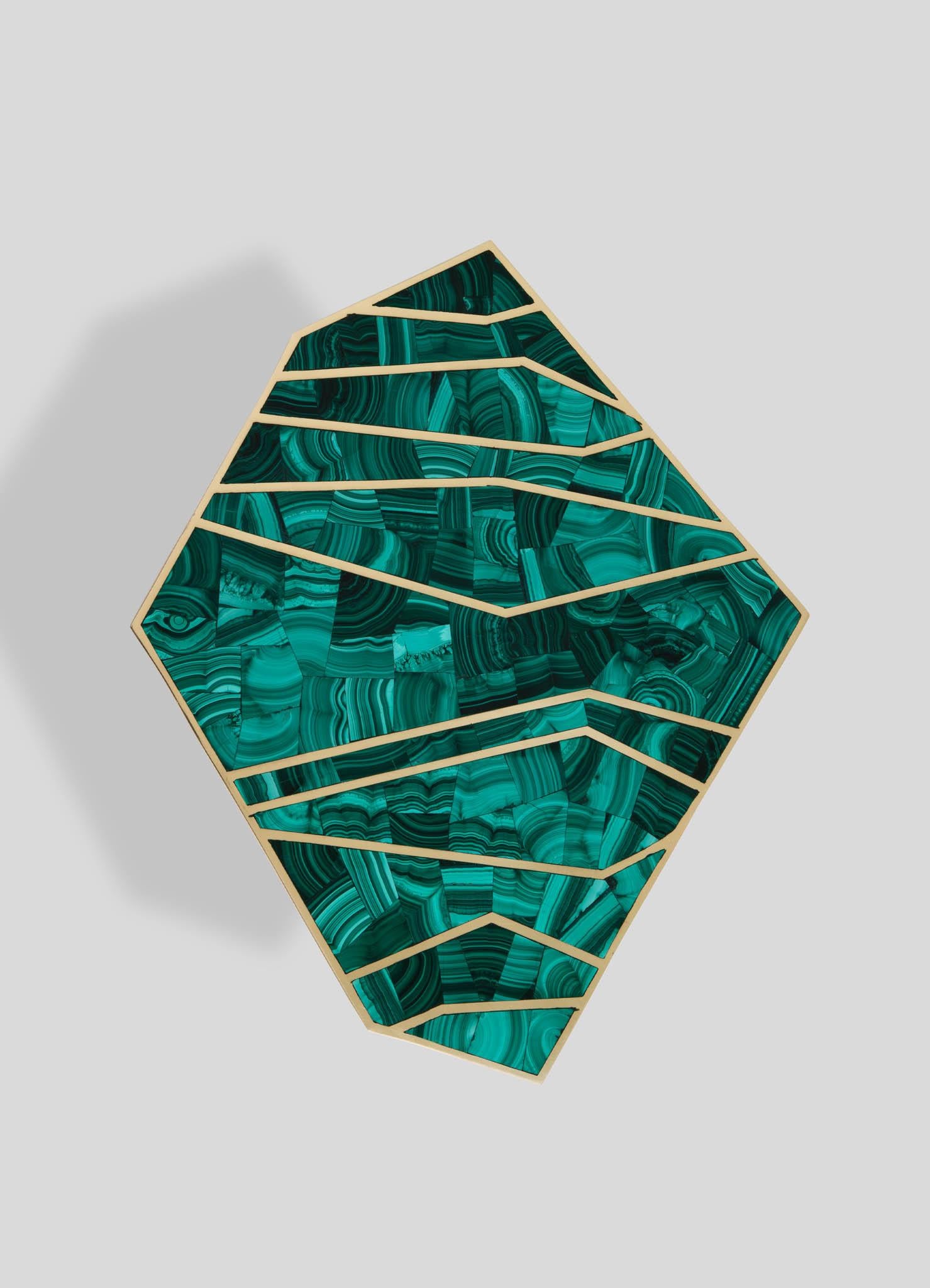 Mesa auxiliar Jaipur Verde Pequeña de latón y piedra semipreciosa Vaciado en venta