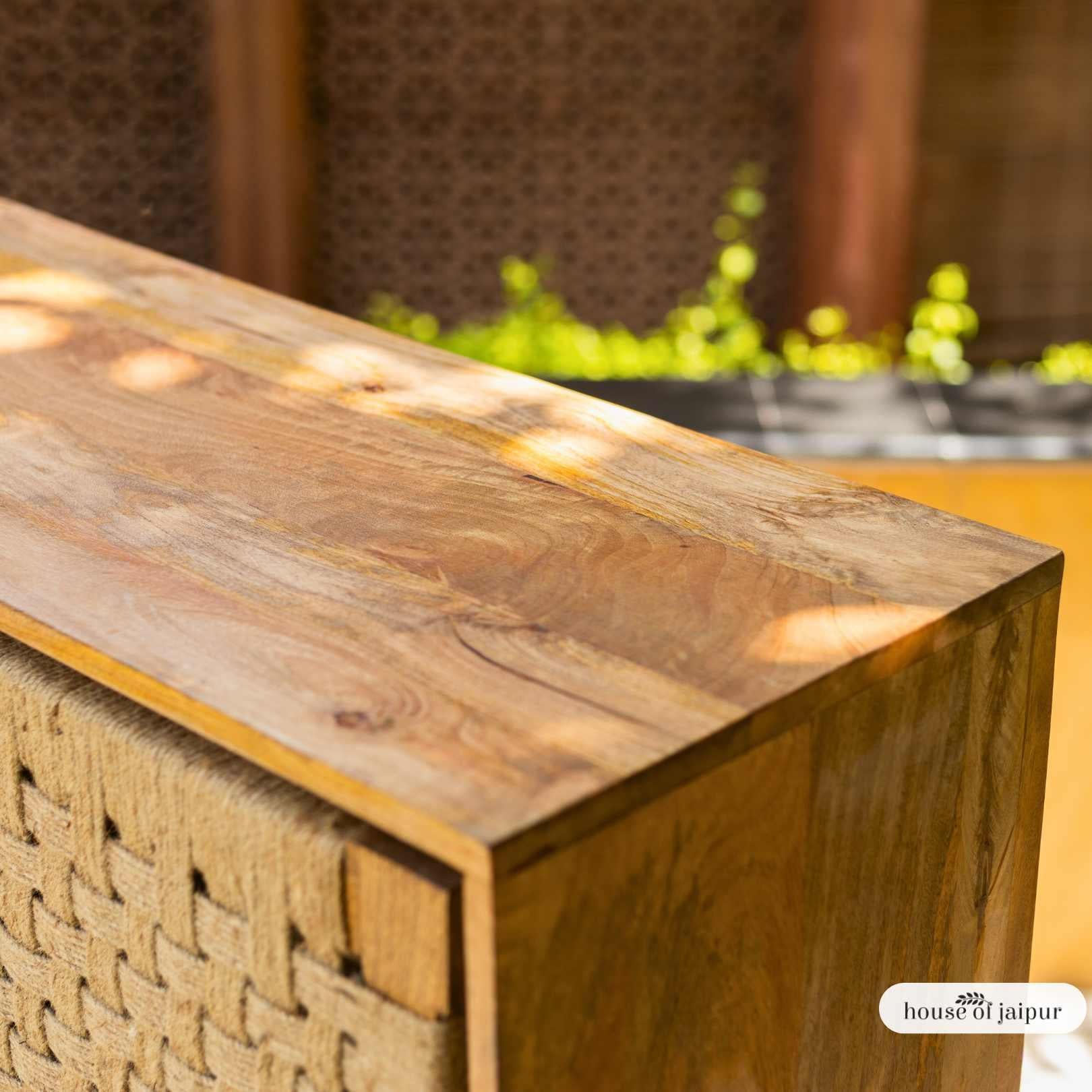 Tessuto a mano Armadietto Jaipur in juta intrecciata a mano di House of Jaipur in vendita