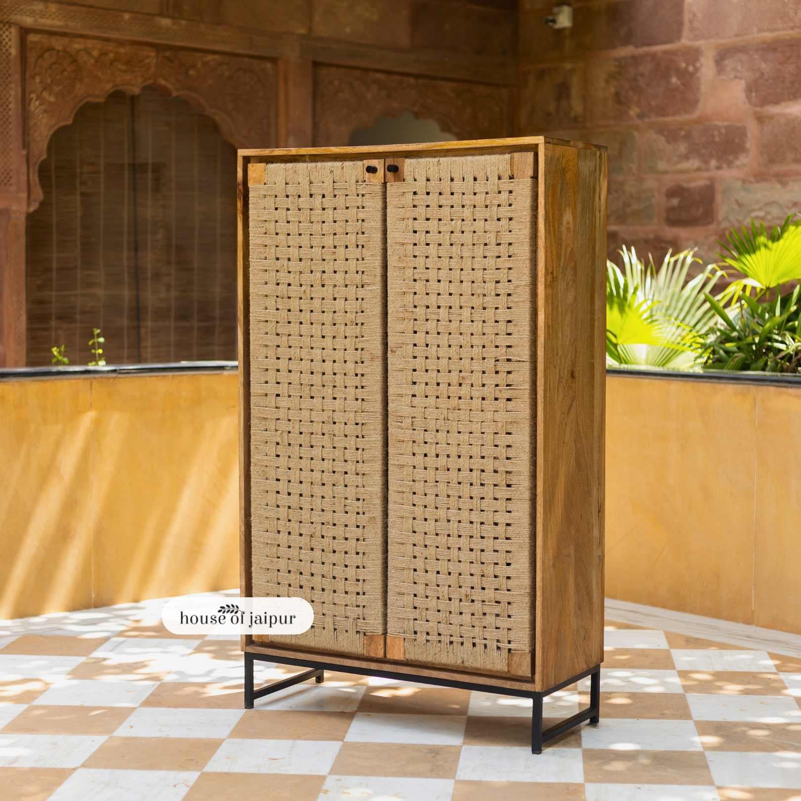 XXI secolo e contemporaneo Armadietto Jaipur in juta intrecciata a mano di House of Jaipur in vendita