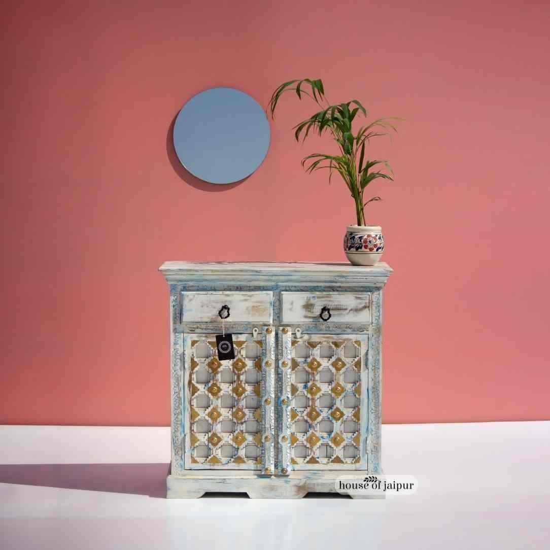 Porta a casa un pezzo di storia dell'architettura indiana con il mobile Jaipur Haveli Reclaimed Teak & Brass, una fusione senza tempo di eredità, artigianato e fascino rustico.

Questo raffinato mobile è stato realizzato a mano utilizzando legno di