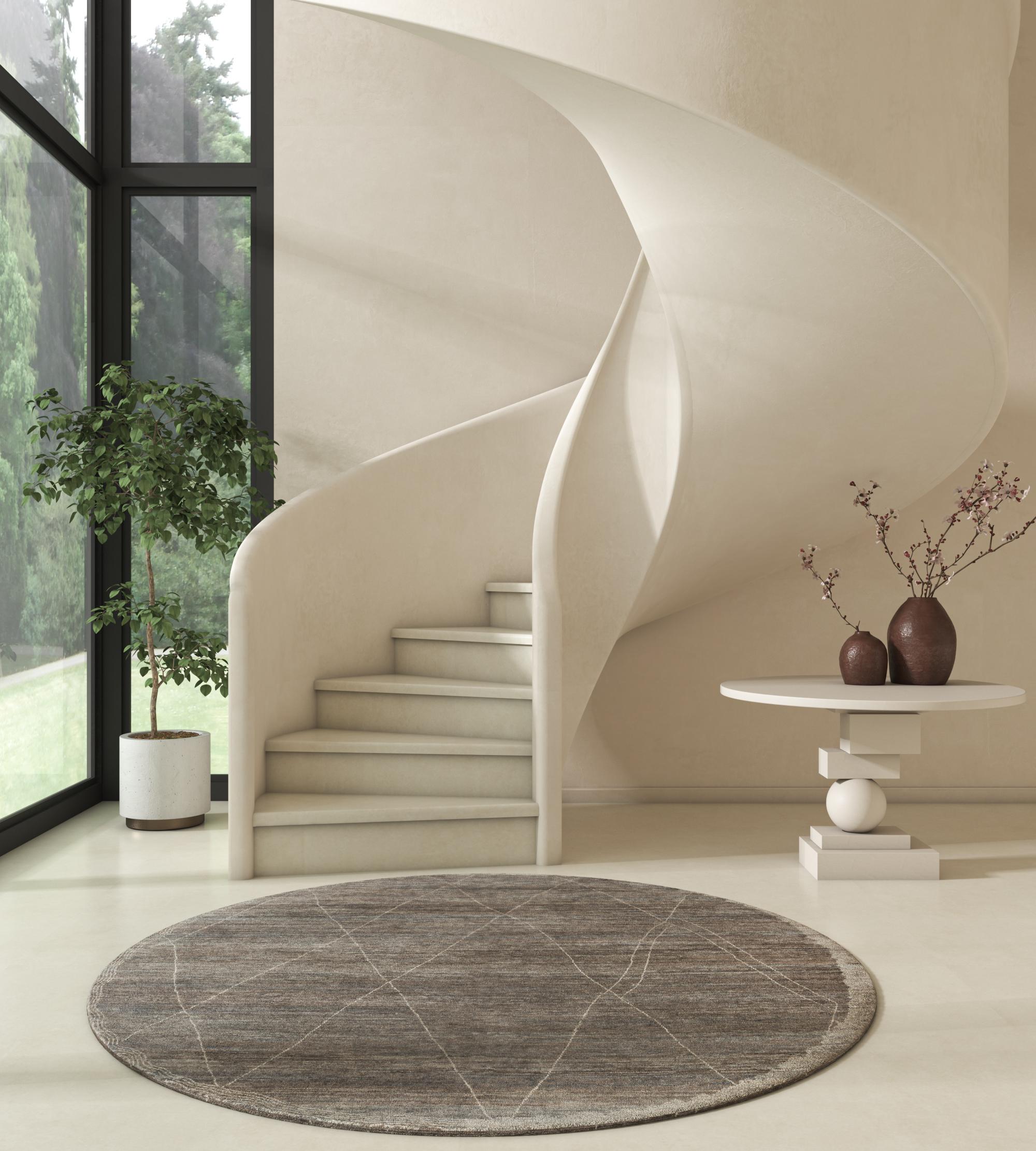 Una meraviglia tutta in lana che trascende le convenzioni! Caratterizzato da un accattivante motivo a reticolo spezzato, questo tappeto annodato a mano arricchisce gli spazi globali con il calore del grigio naturale e del bianco naturale, incarnando