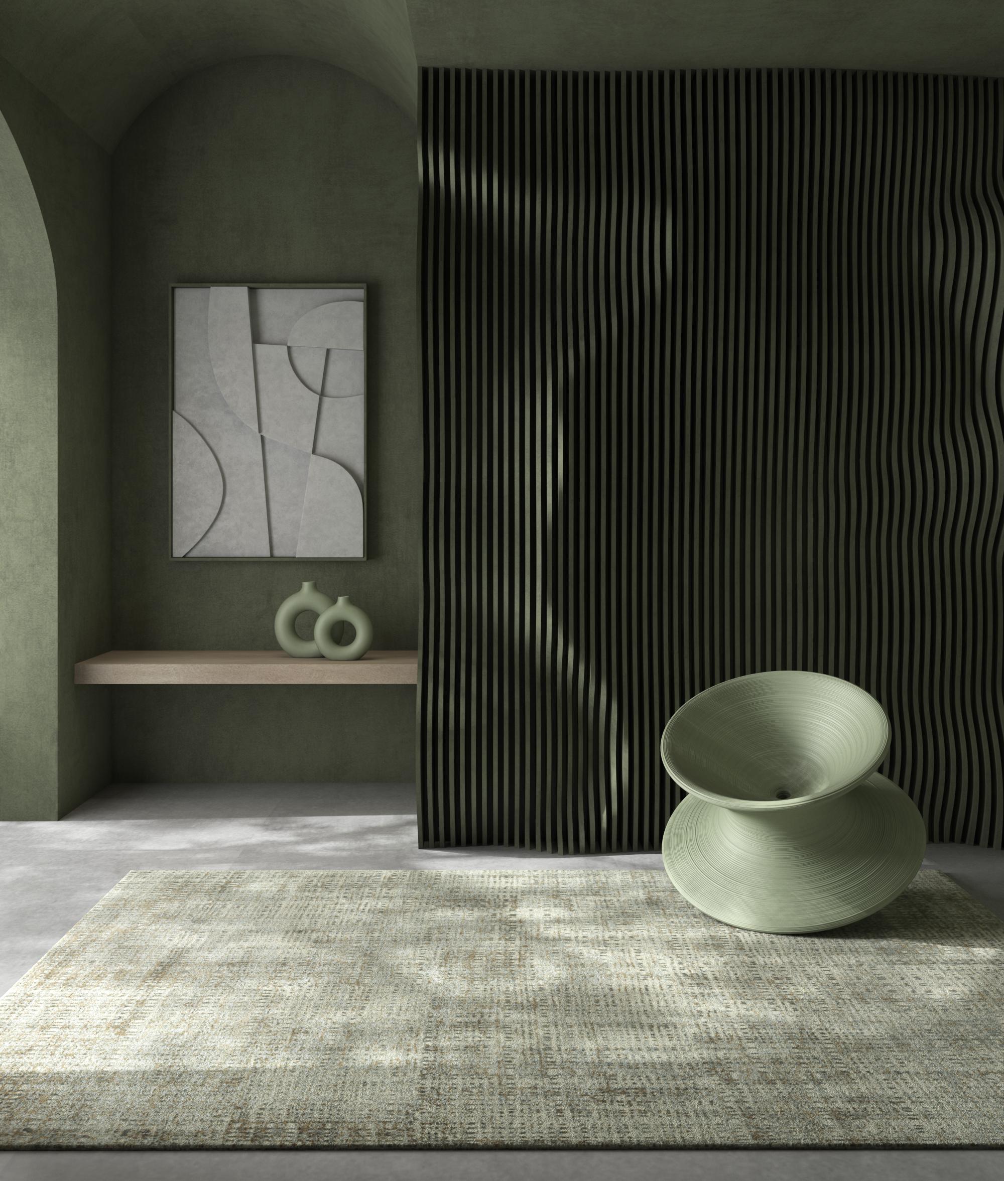 Entrez dans l'élégance moderne avec notre tapis noué à la main, harmonisant le gris doux et le blanc antique dans un chef-d'œuvre contemporain. Il mélange les textures des mailles et crée une atmosphère sereine. Ce tapis transforme les sols en