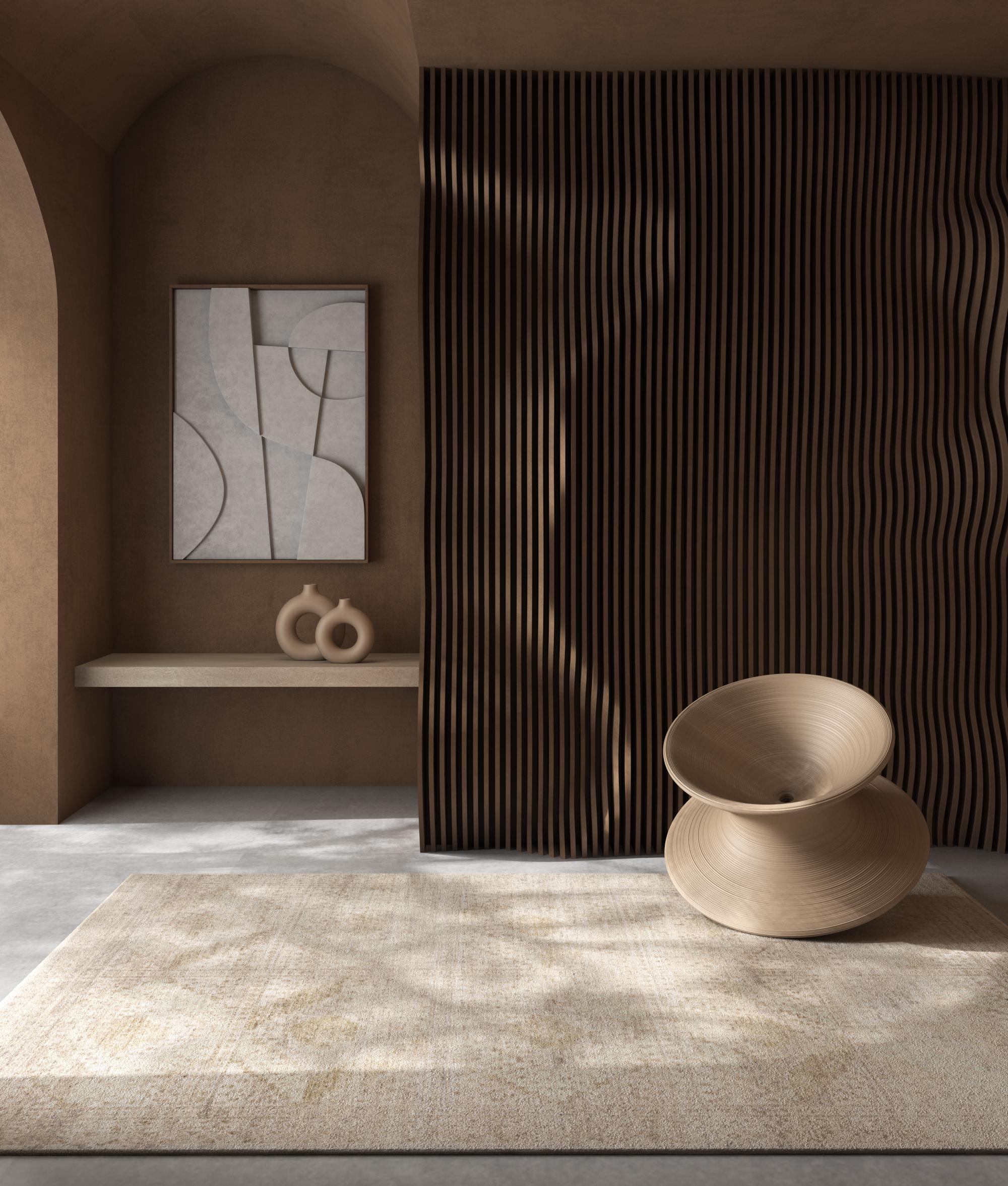 Entdecken Sie den zeitlosen Charme dieses handgeknüpften Teppichs im Übergangsstil. Mit seinem zartbeigen Segeltuch und der weißen Umrandung ist es ein großartiges Beispiel für eine alternative Entwicklung, bei der das Erbe mit den Anforderungen des