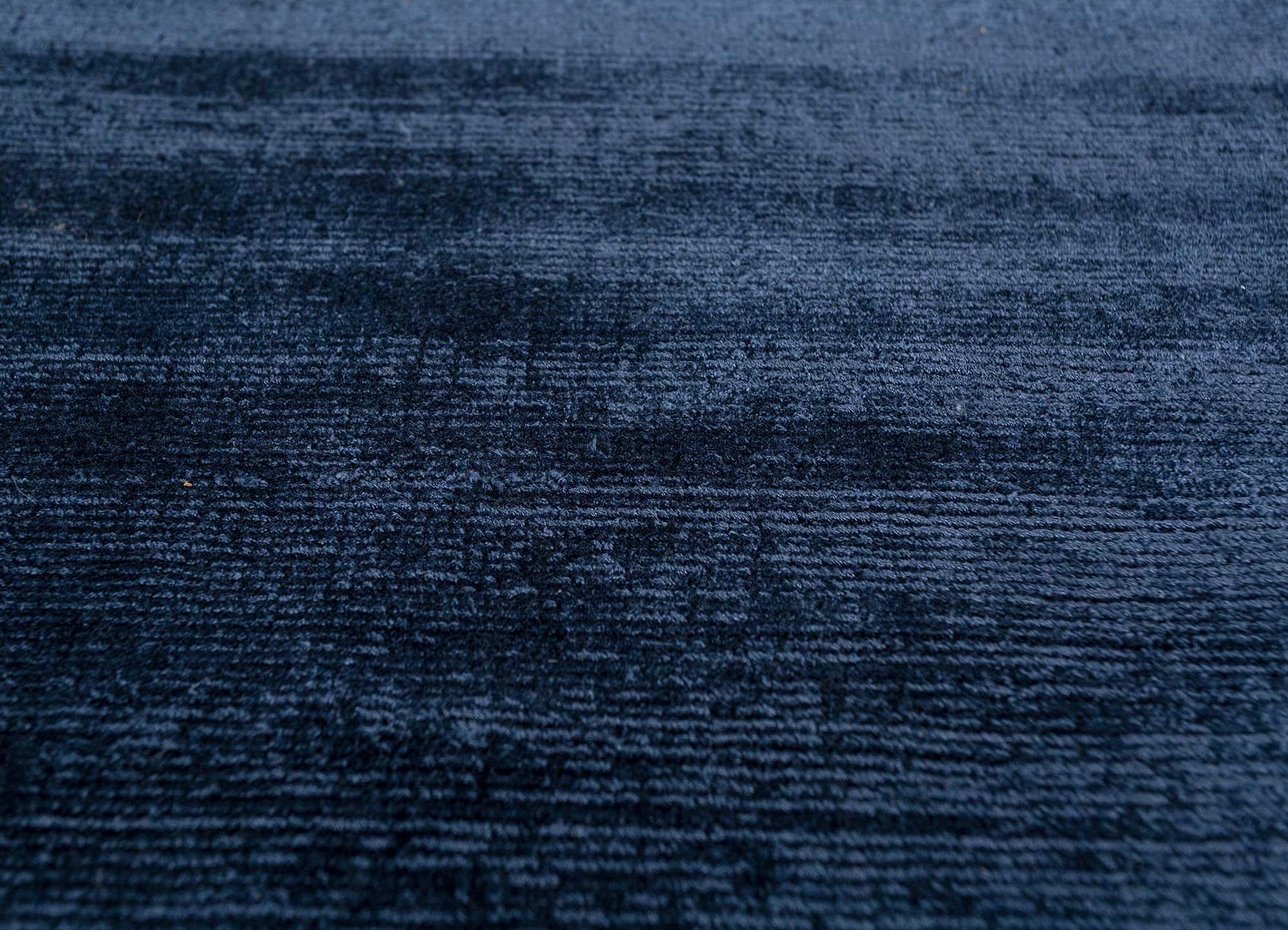 ¿Te has preguntado alguna vez cómo infundir una sofisticación elegante a tu espacio? Jaipur Rugs tiene la respuesta con su alfombra de área tejida a mano. El lustroso color azul marino tono sobre tono no sólo establece una base pulida, sino que
