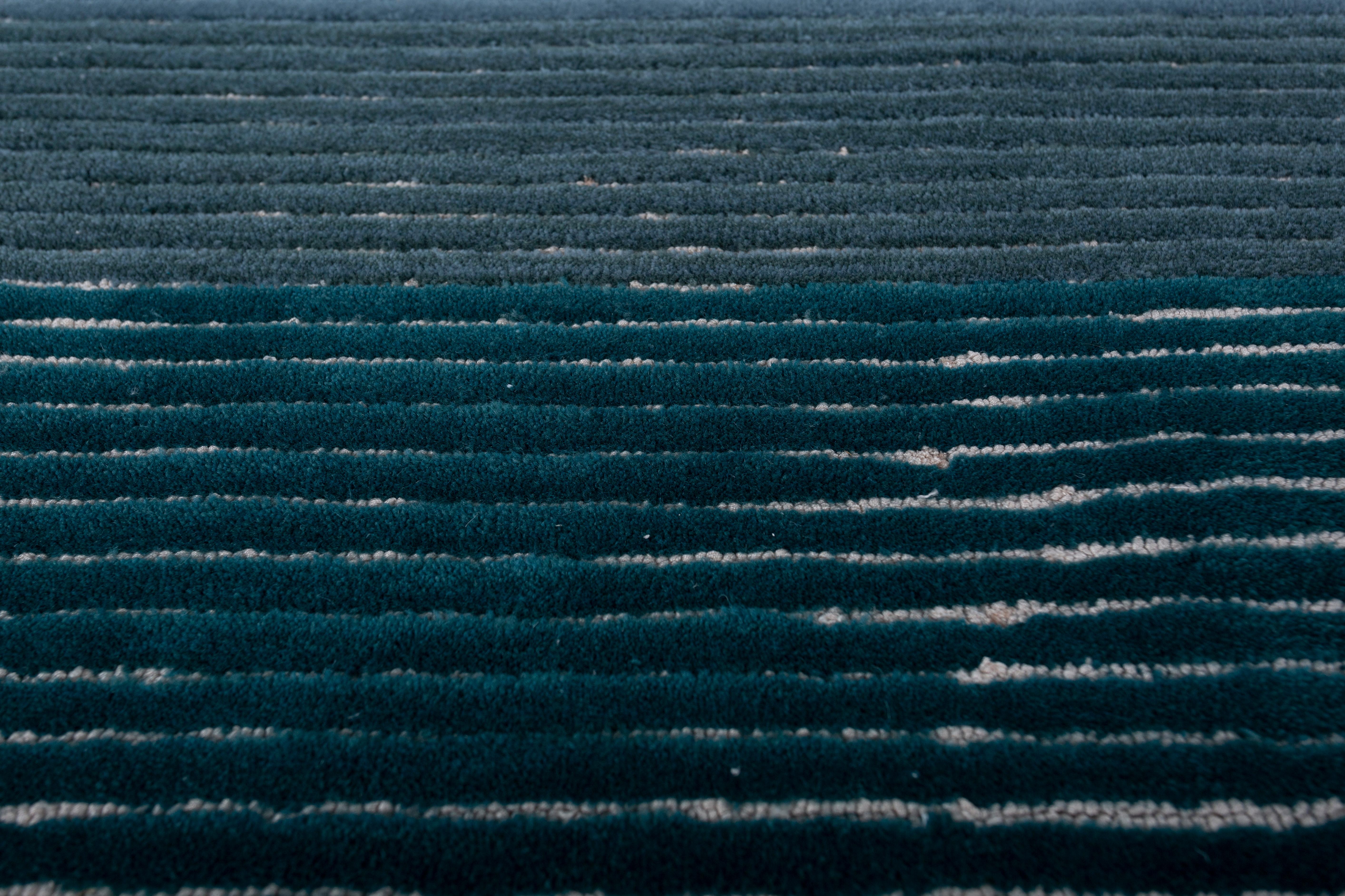 Jaipur Rugs La collezione Pathways di Verde Home offre tappeti trapuntati a mano eleganti e audaci con motivi astratti e geometrici in tonalità tenui. Questi tappeti sono realizzati in lana tinta naturalmente e donano un tocco di comfort e