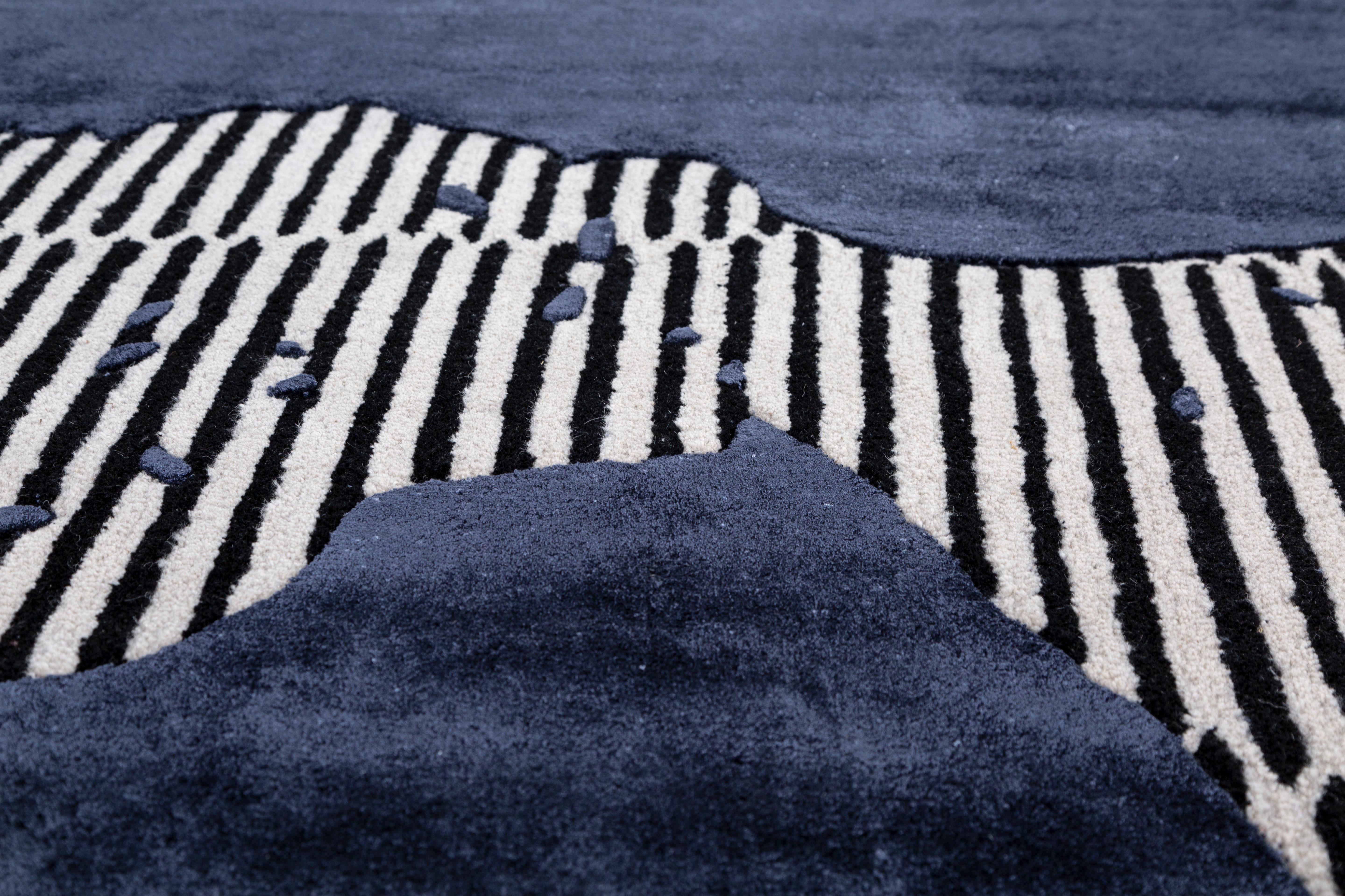 Jaipur Rugs La collezione Adrift è un'audace esplorazione dei contrasti, in cui i sorprendenti disegni in bianco e nero costituiscono la base di ogni pezzo. Questi elementi monocromatici creano una dichiarazione forte e senza tempo, mentre i vivaci