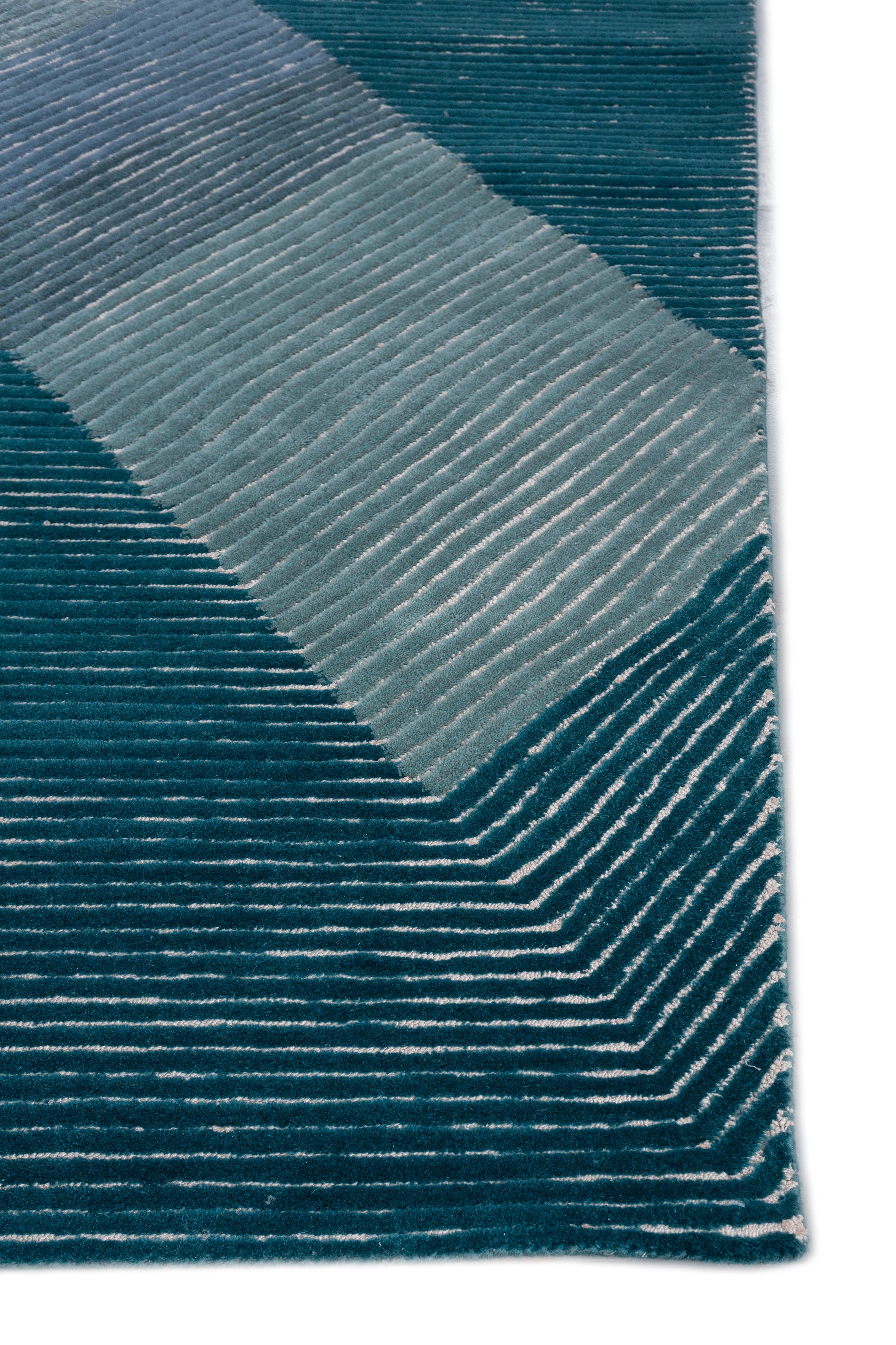 Moderno Tappeto Jaipur Rugs 4x6 Piedi Tappeto trapuntato a mano in lana e viscosa moderno blu in vendita
