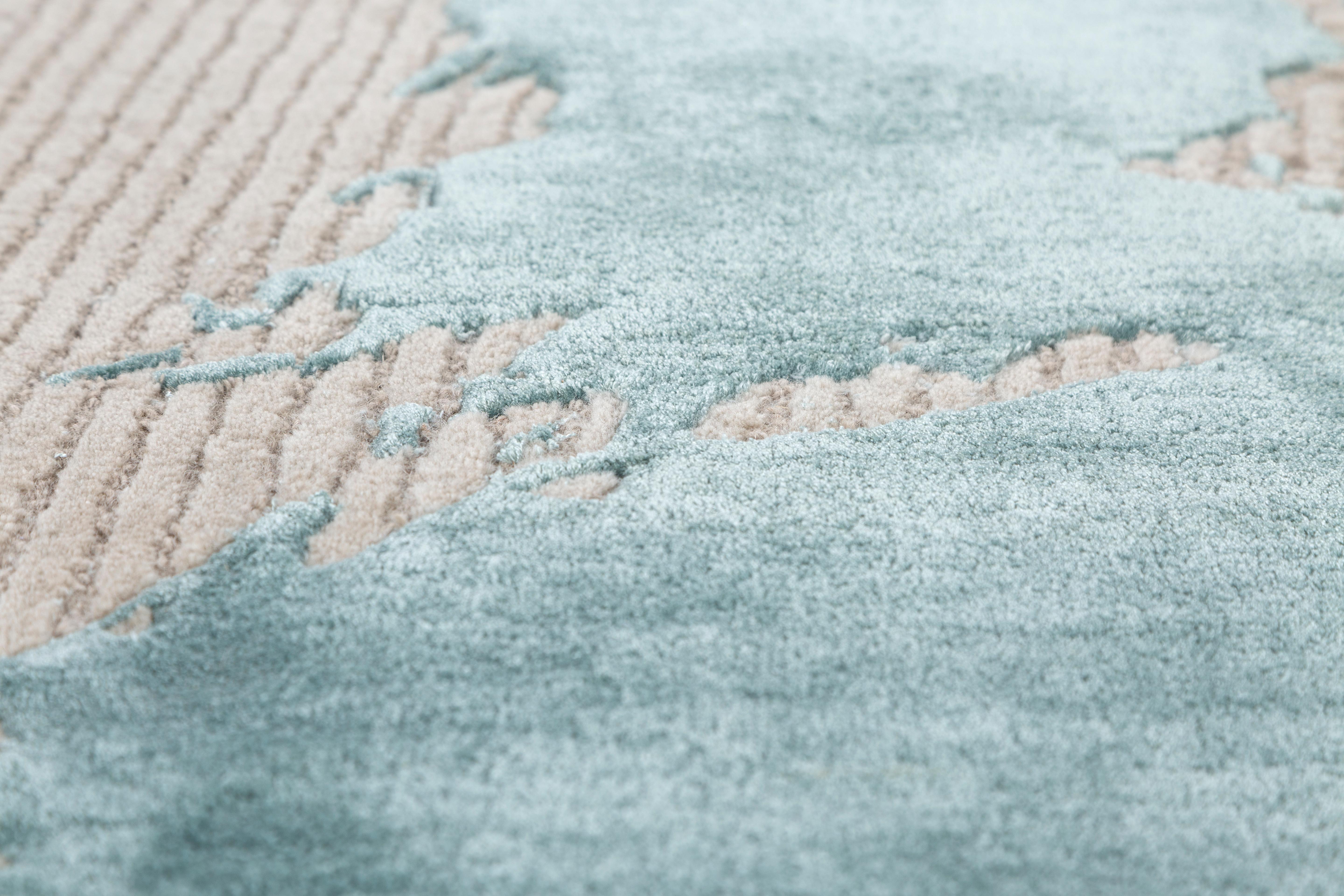 Jaipur Rugs Die Adrift Collection ist eine kühne Erkundung der Kontraste, bei der auffällige Schwarz-Weiß-Muster die Grundlage für jedes Stück bilden. Diese monochromen Elemente sorgen für eine starke, zeitlose Aussage, während kräftige Farbtupfer
