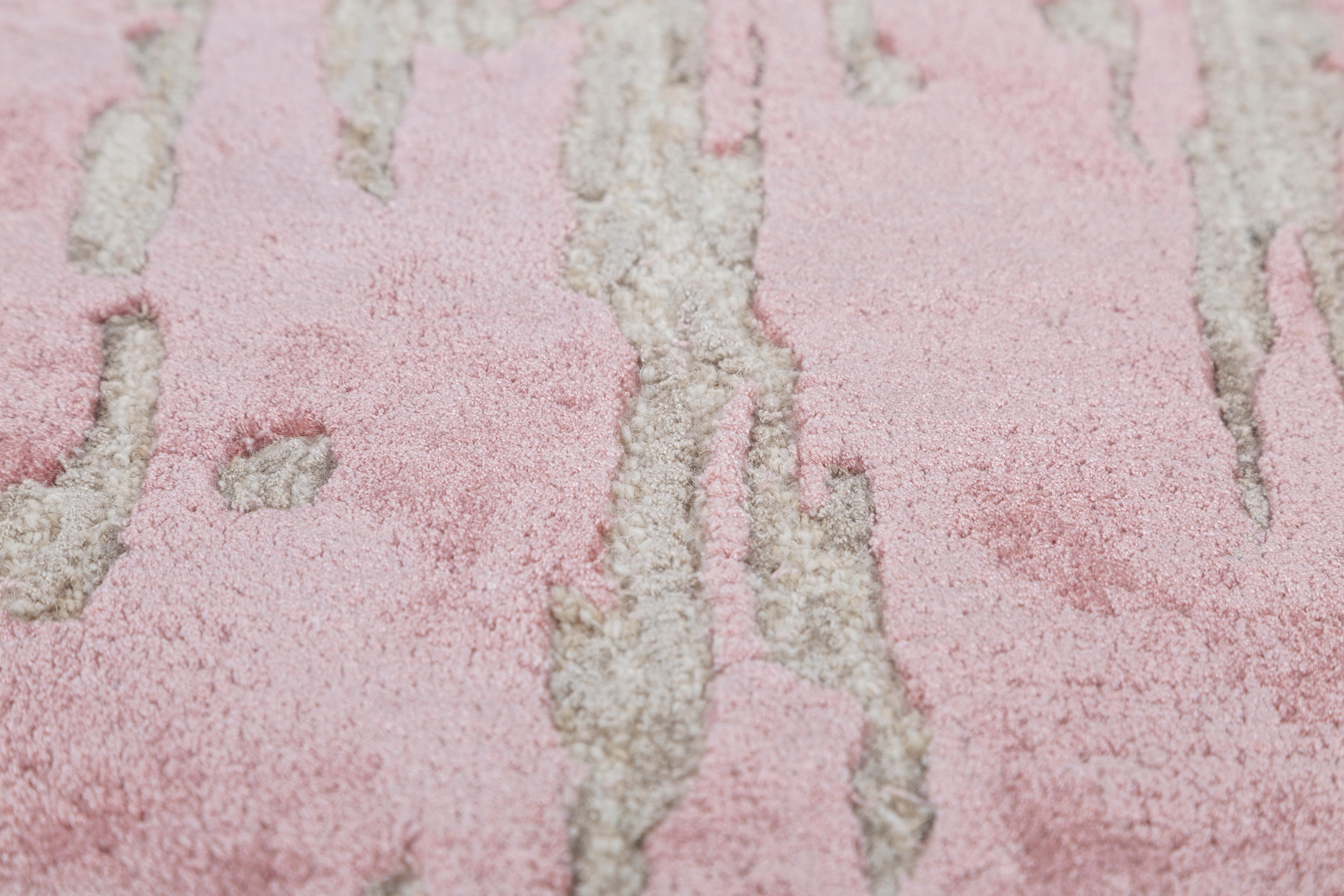 Jaipur Rugs Die Adrift Collection ist eine kühne Erkundung der Kontraste, bei der auffällige Schwarz-Weiß-Muster die Grundlage für jedes Stück bilden. Diese monochromen Elemente sorgen für eine starke, zeitlose Aussage, während kräftige Farbtupfer