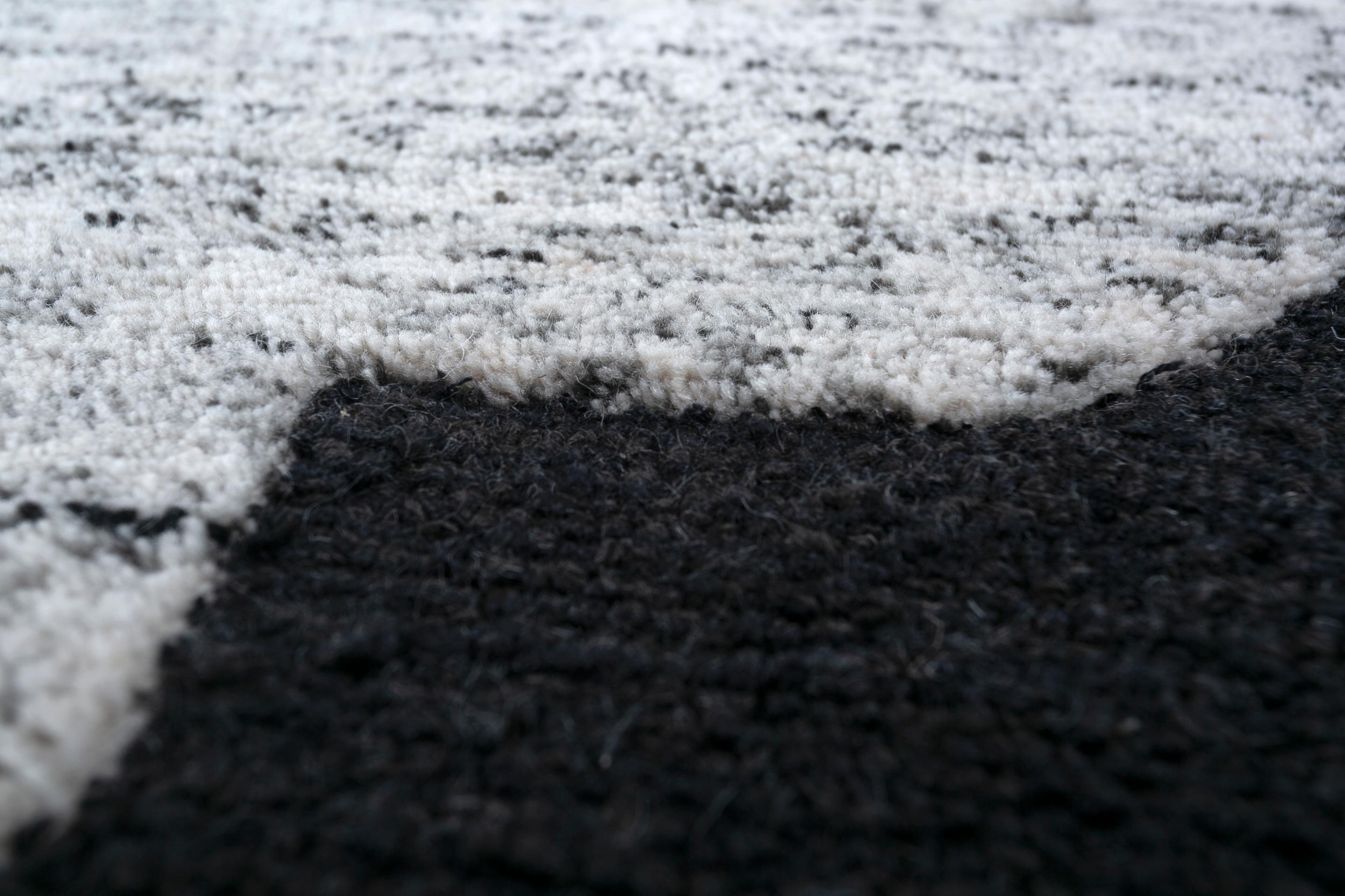 Jaipur Rugs Proprio come il suo nome, con una consistenza di continuità, la collezione white noise presenta tappeti trapuntati a mano con linee dirompenti che mostrano un senso di flusso geometrico. I dettagli suggeriti permettono all'occhio di