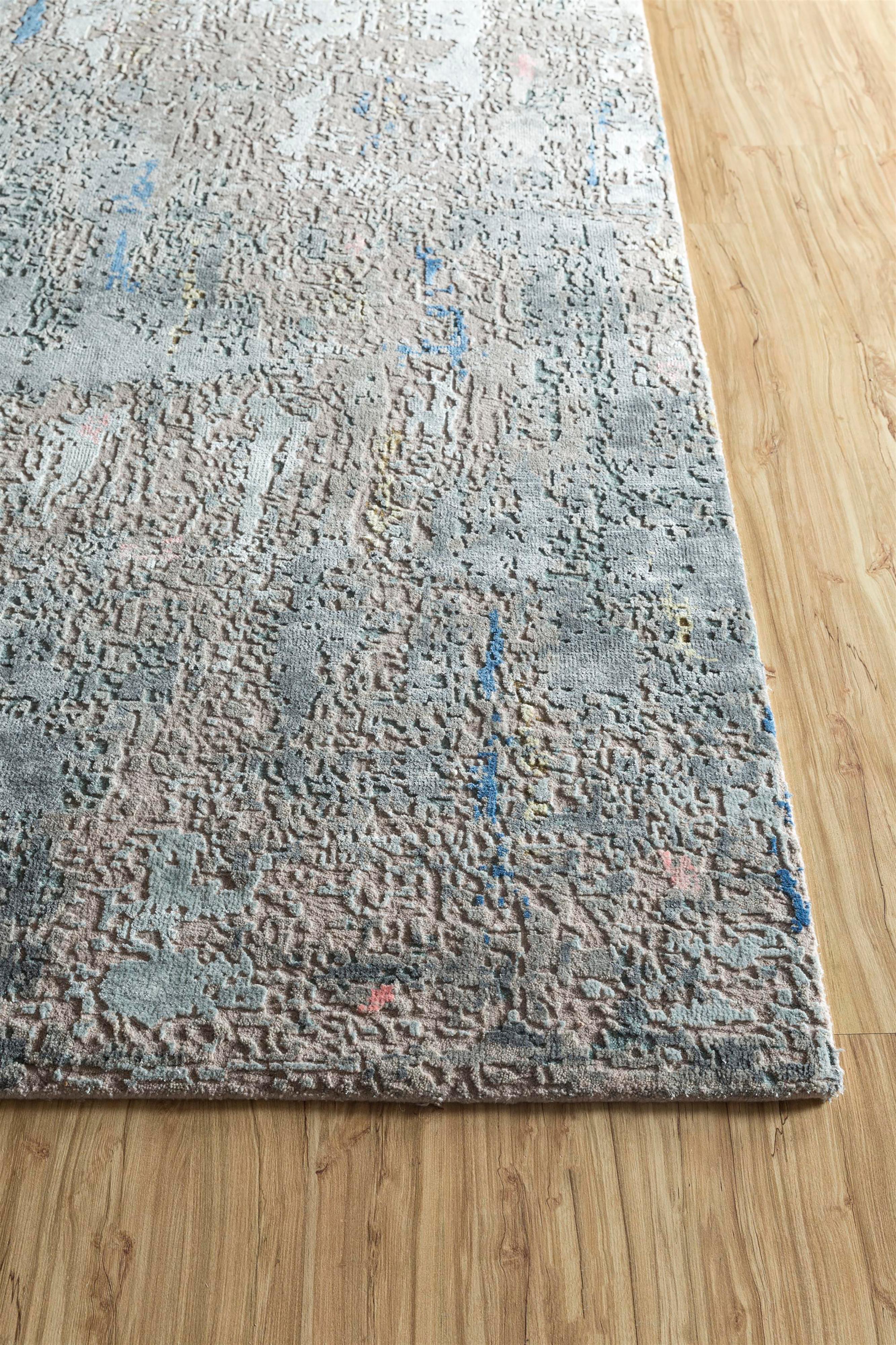 Esplora i design moderni per uno spazio contemporaneo con l'opulenta collezione Uvenuti. Una collezione di trame a rete e disegni astratti, Uvenuti intreccia un'atmosfera tranquilla con blu di tendenza, grigi saturi e tonalità di bianco della terra.