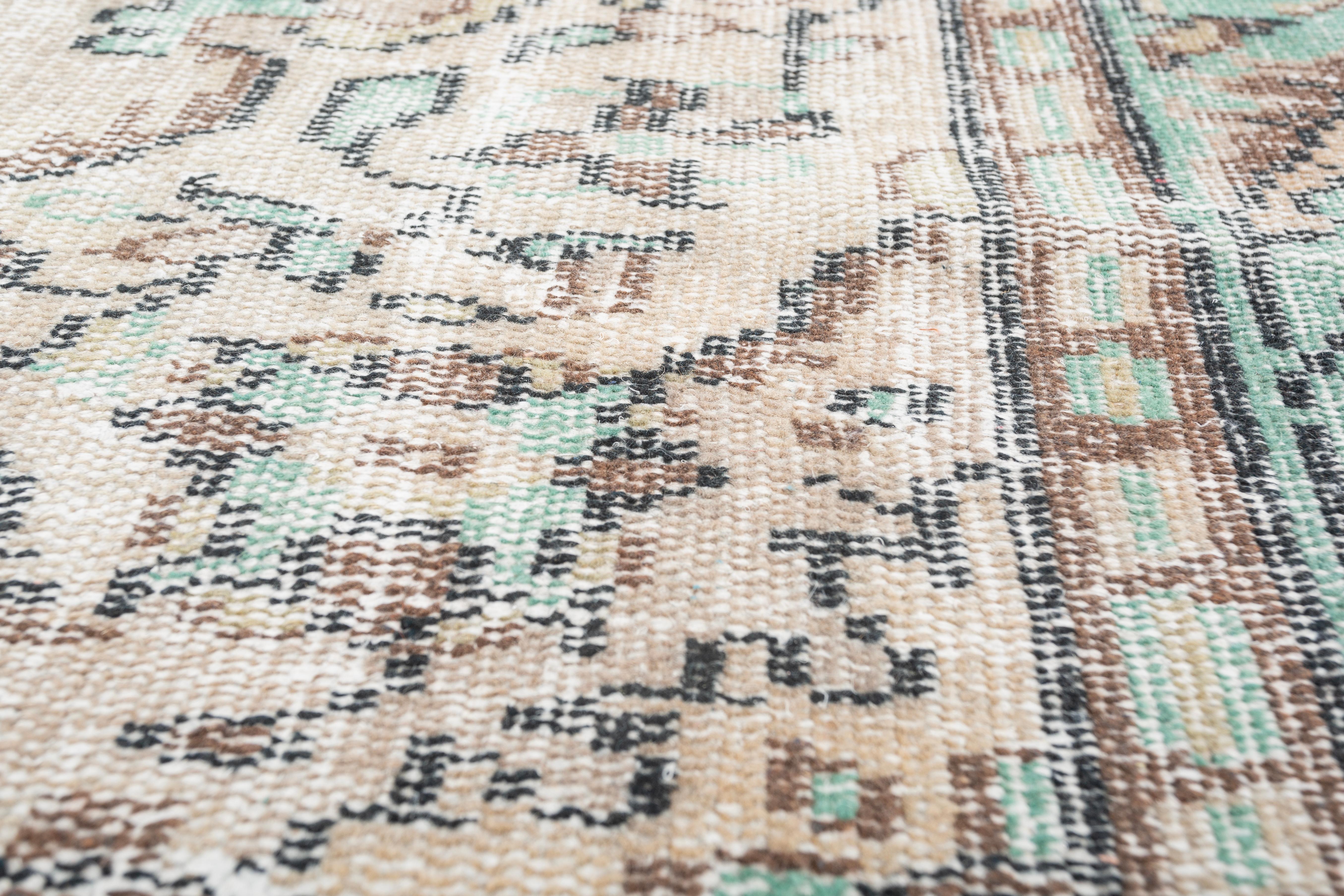 Jaipur Rugs Vintage es una oda a los recuerdos y las historias del pasado que llevan consigo la historia y la tradición, a medida que se transmiten. Anudado a mano a la perfección con hilo de lana de la mejor calidad, Vintage irradia la alegría y la