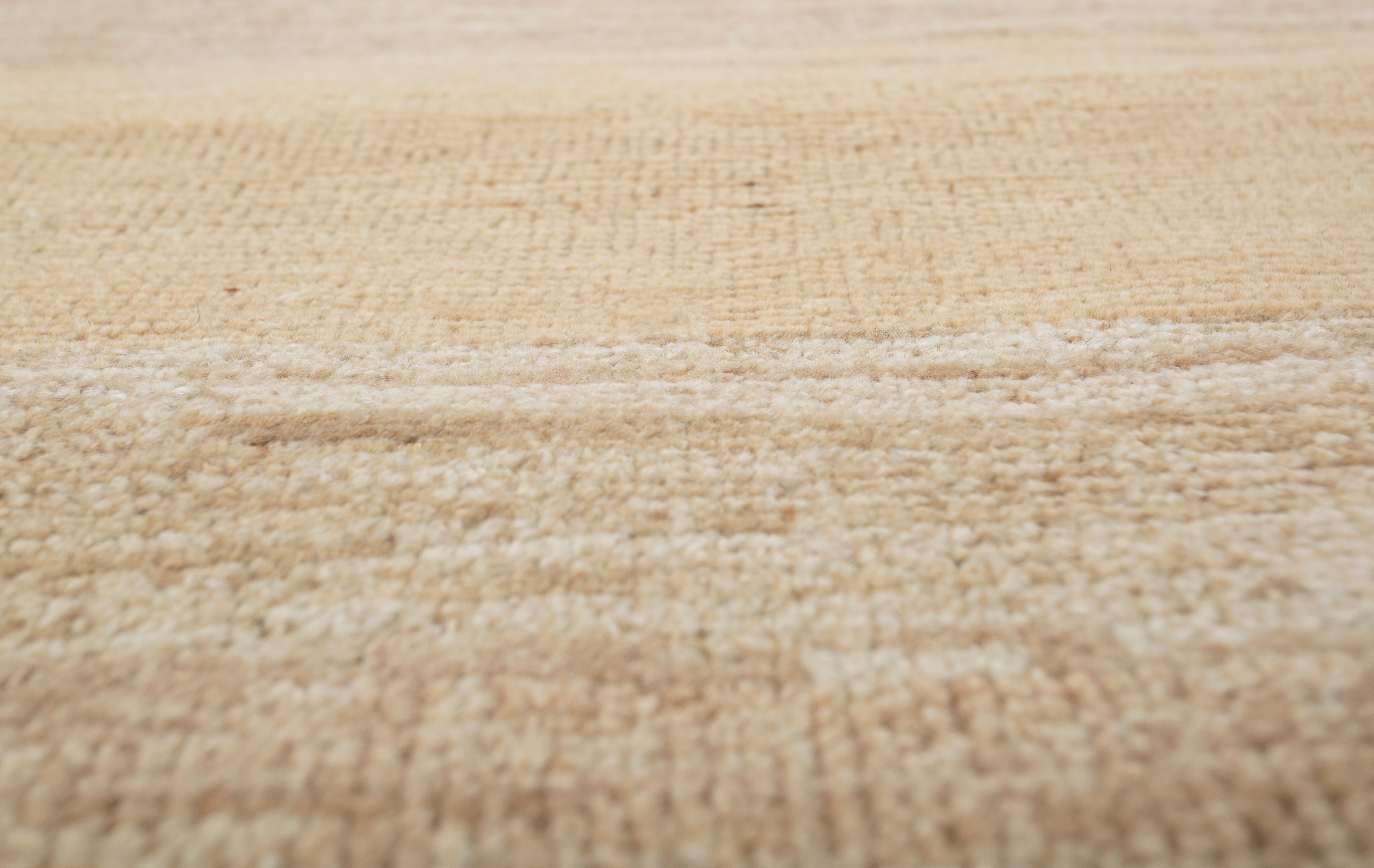 Jaipur Rugs La Collection Blythe, composée de tapis à poils courts et aux motifs organiques qui évoquent la fluidité et l'harmonie, allie habilement le charme de l'artisanat à la sophistication contemporaine. Sa palette de couleurs mêle des bruns