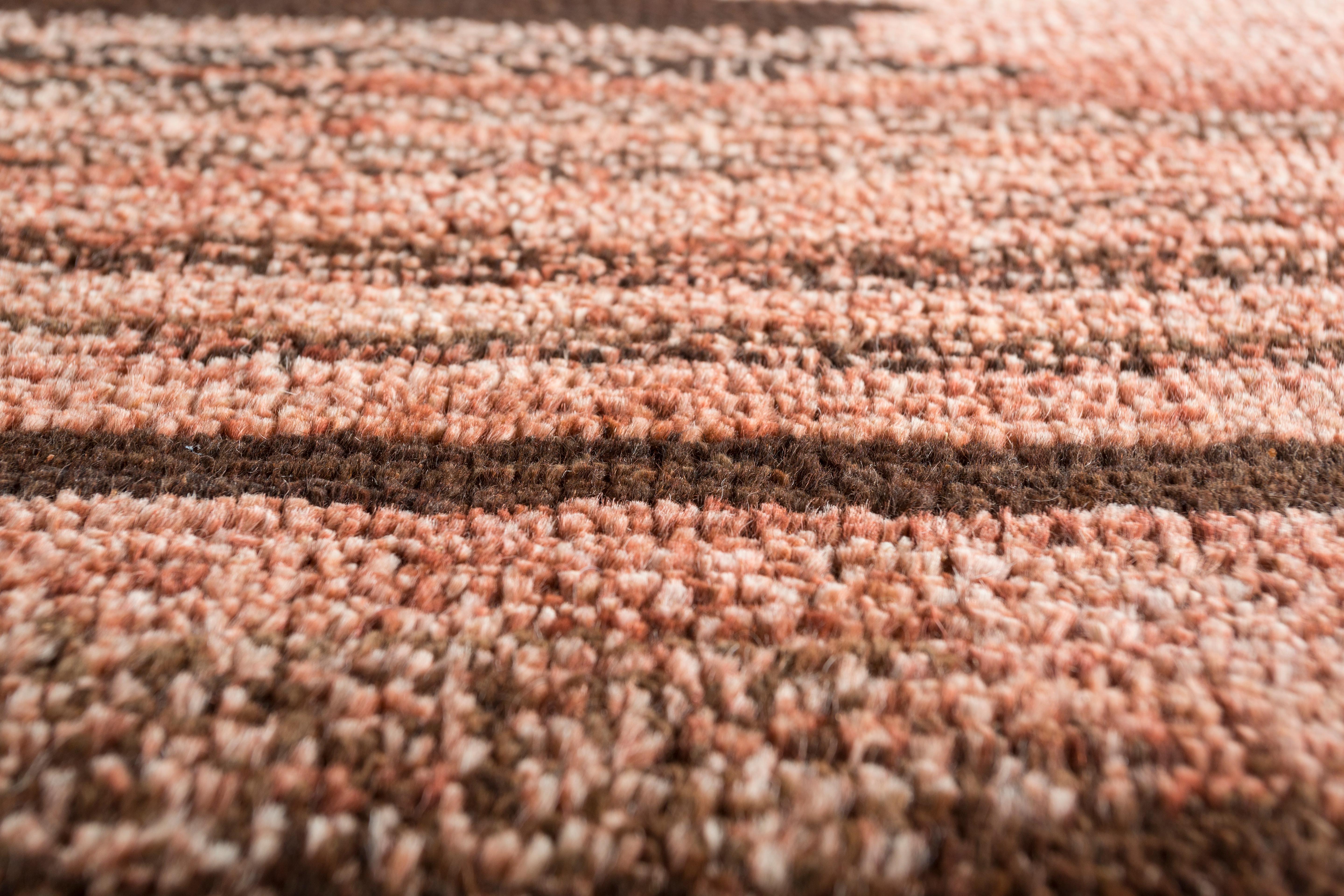 Jaipur Rugs Les designs transitionnels de la collection Kairos captiveront les yeux avec les immenses détails tissés dans les fils doux. Le voyage de la Collectional commence au point intriguant de l'aube et traverse la cadence temporelle du
