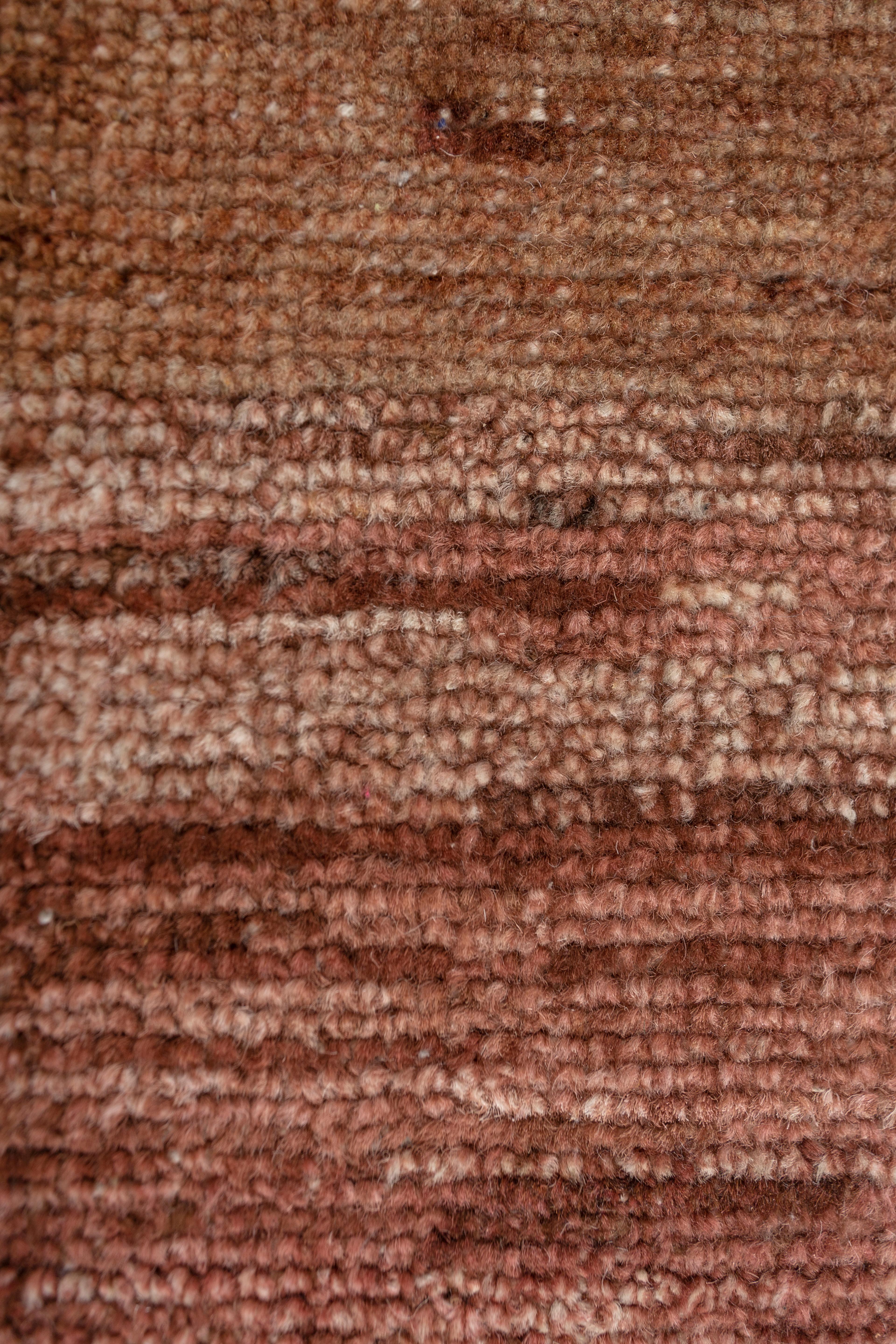 Alfombras Jaipur Con alfombras de pelo modesto y diseños orgánicos que transmiten fluidez y armonía, la Colección Blythe combina hábilmente el encanto artesanal con la sofisticación contemporánea. Su combinación de colores mezcla marrones terrosos,