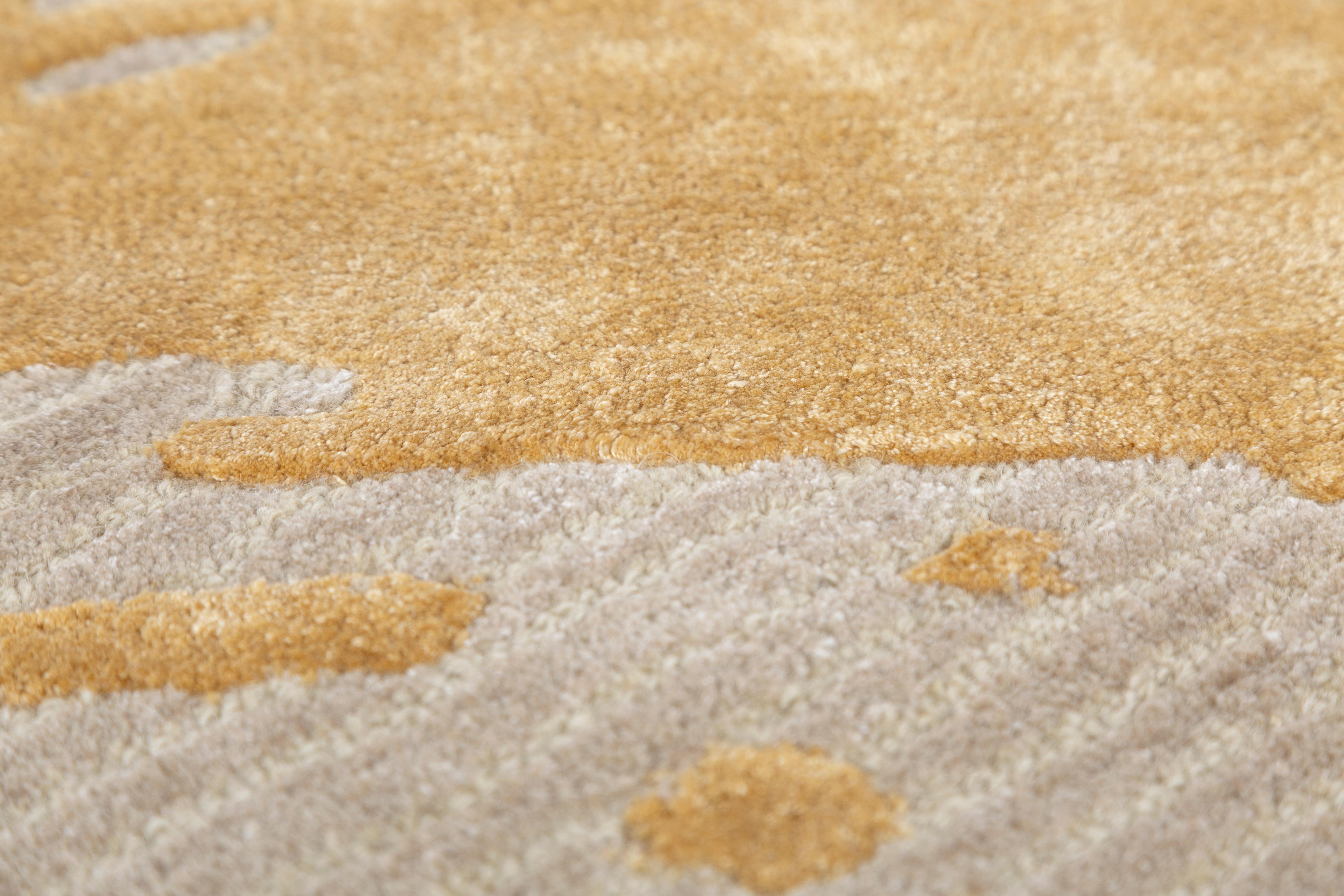 Jaipur Rugs Die Adrift Collection ist eine kühne Erkundung der Kontraste, bei der auffällige Schwarz-Weiß-Muster die Grundlage für jedes Stück bilden. Diese monochromen Elemente sorgen für eine starke, zeitlose Aussage, während kräftige Farbtupfer