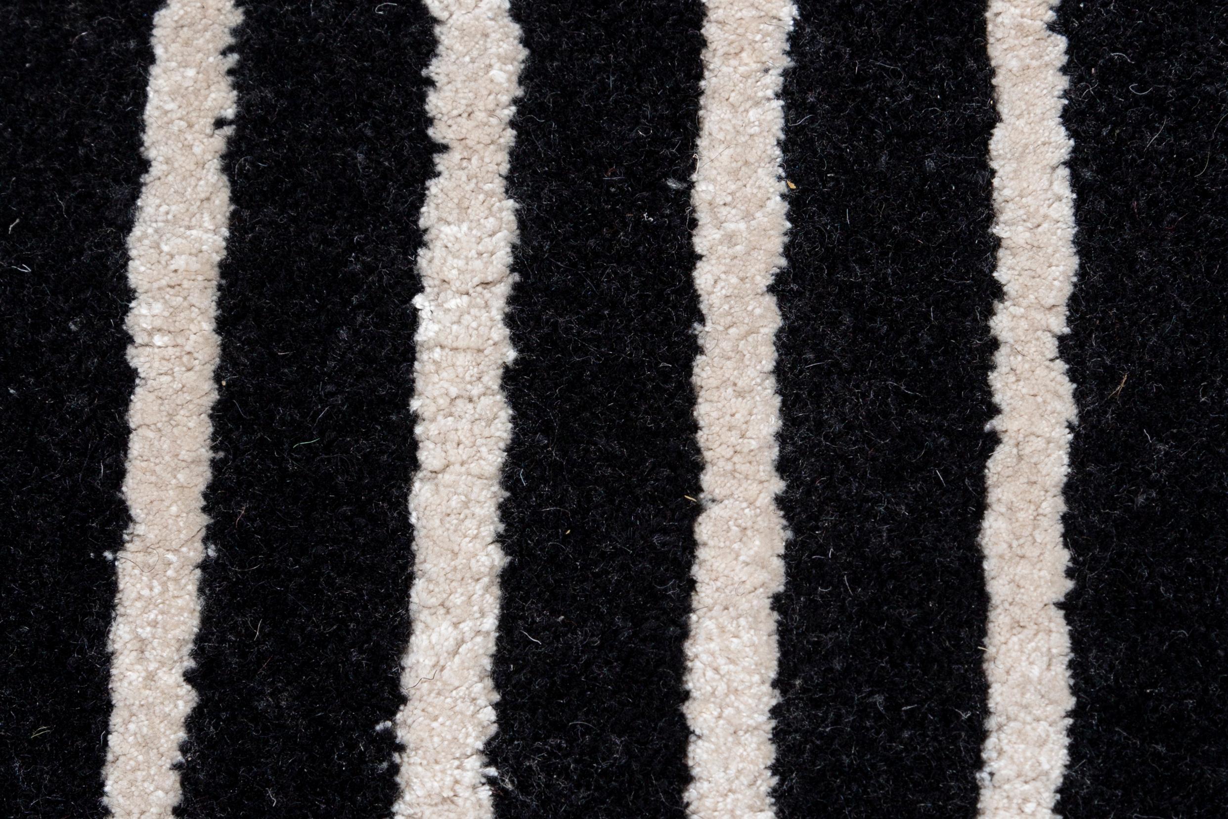 Jaipur Rugs La collezione Adrift è un'audace esplorazione dei contrasti, in cui i sorprendenti disegni in bianco e nero costituiscono la base di ogni pezzo. Questi elementi monocromatici creano una dichiarazione forte e senza tempo, mentre i vivaci