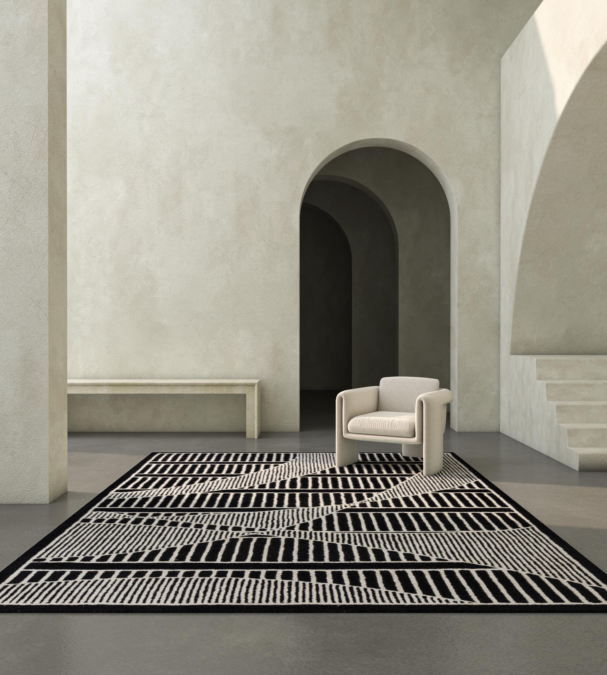 Jaipur Rugs La Collection A/One est une exploration audacieuse des contrastes, où des motifs noirs et blancs saisissants constituent la base de chaque pièce. Ces éléments monochromes créent une déclaration forte et intemporelle, tandis que des