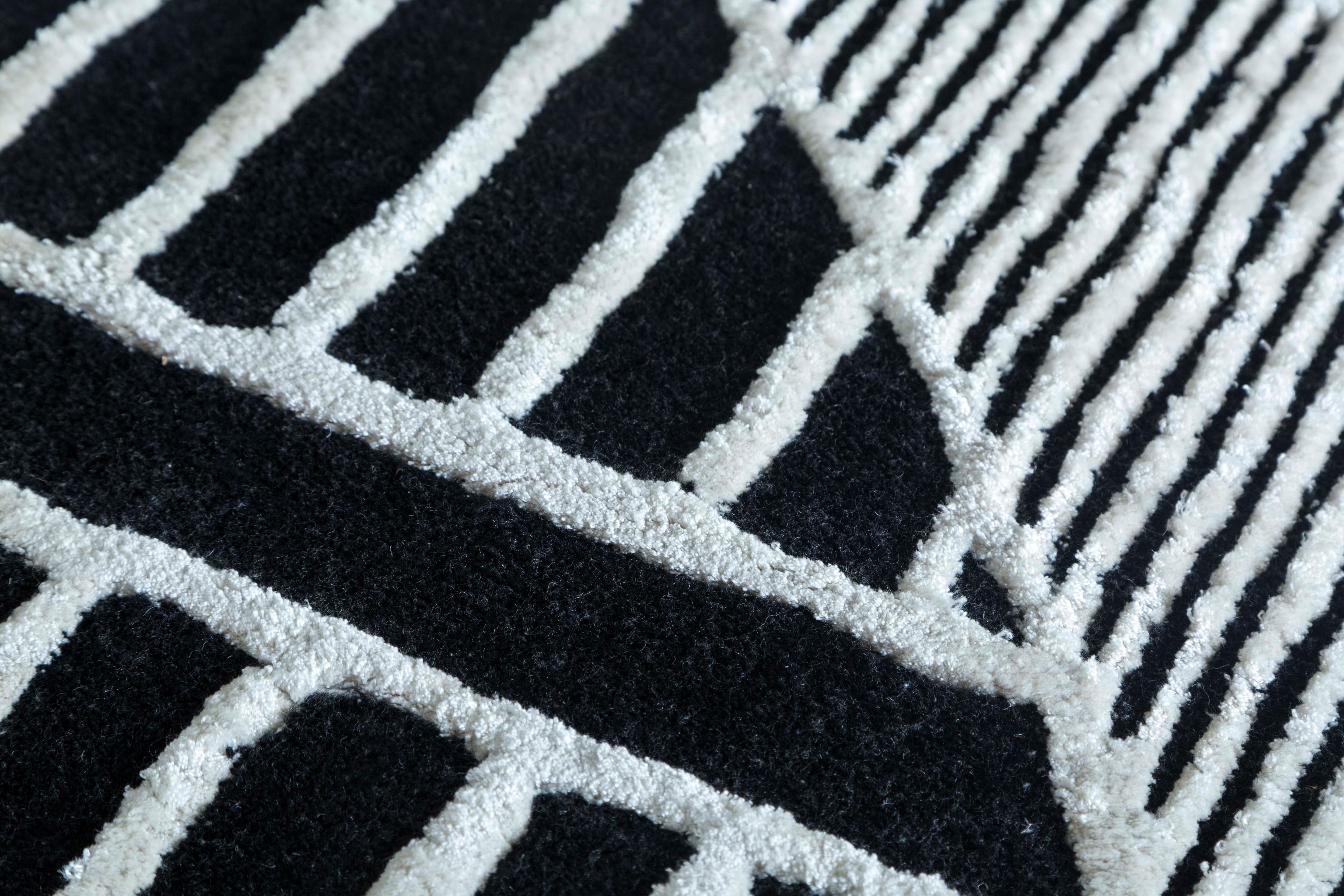 Jaipur Rugs La collezione Adrift è un'audace esplorazione dei contrasti, in cui i sorprendenti disegni in bianco e nero costituiscono la base di ogni pezzo. Questi elementi monocromatici creano una dichiarazione forte e senza tempo, mentre i vivaci