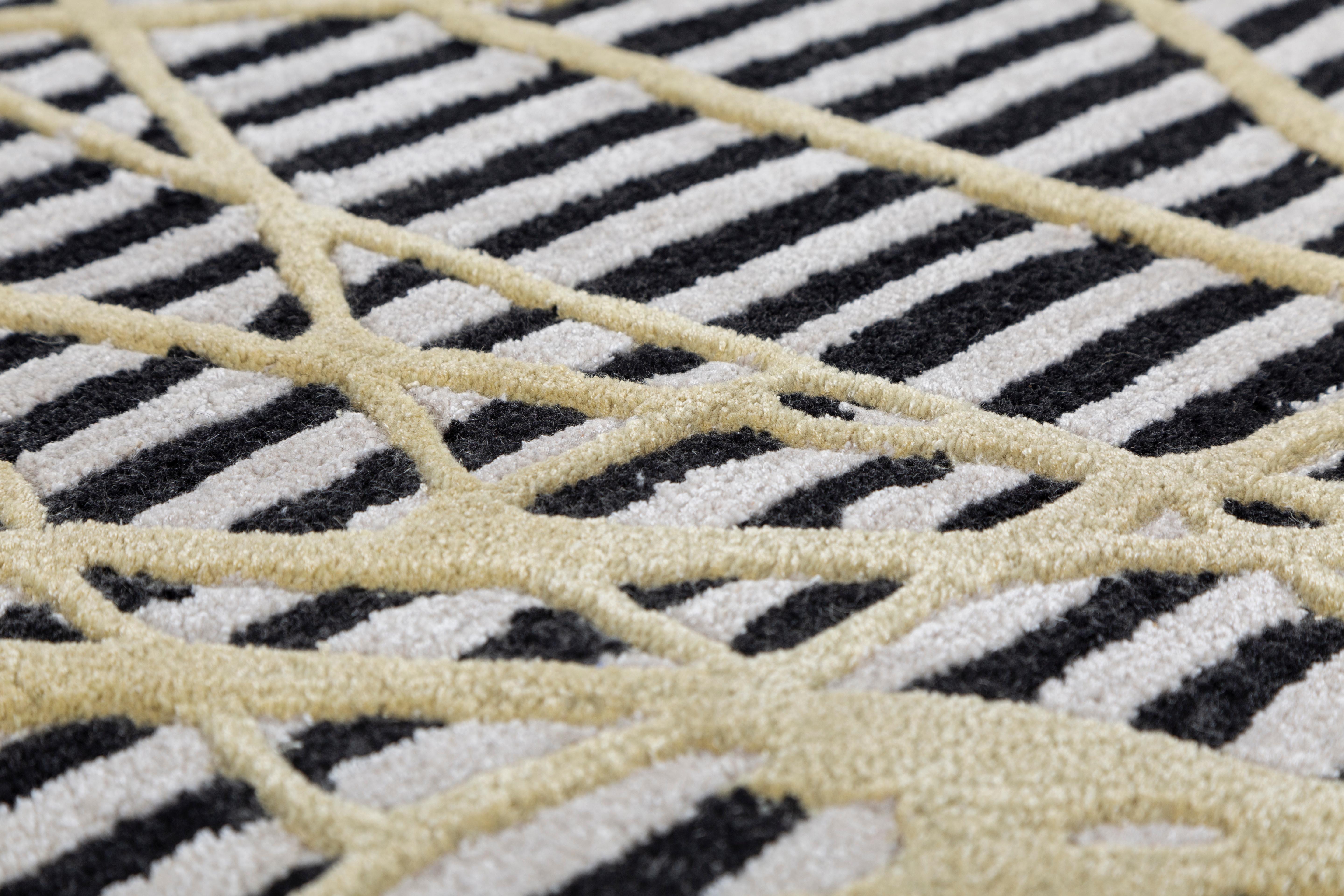 Jaipur Rugs Die Adrift Collection ist eine kühne Erkundung der Kontraste, bei der auffällige Schwarz-Weiß-Muster die Grundlage für jedes Stück bilden. Diese monochromen Elemente sorgen für eine starke, zeitlose Aussage, während kräftige Farbtupfer