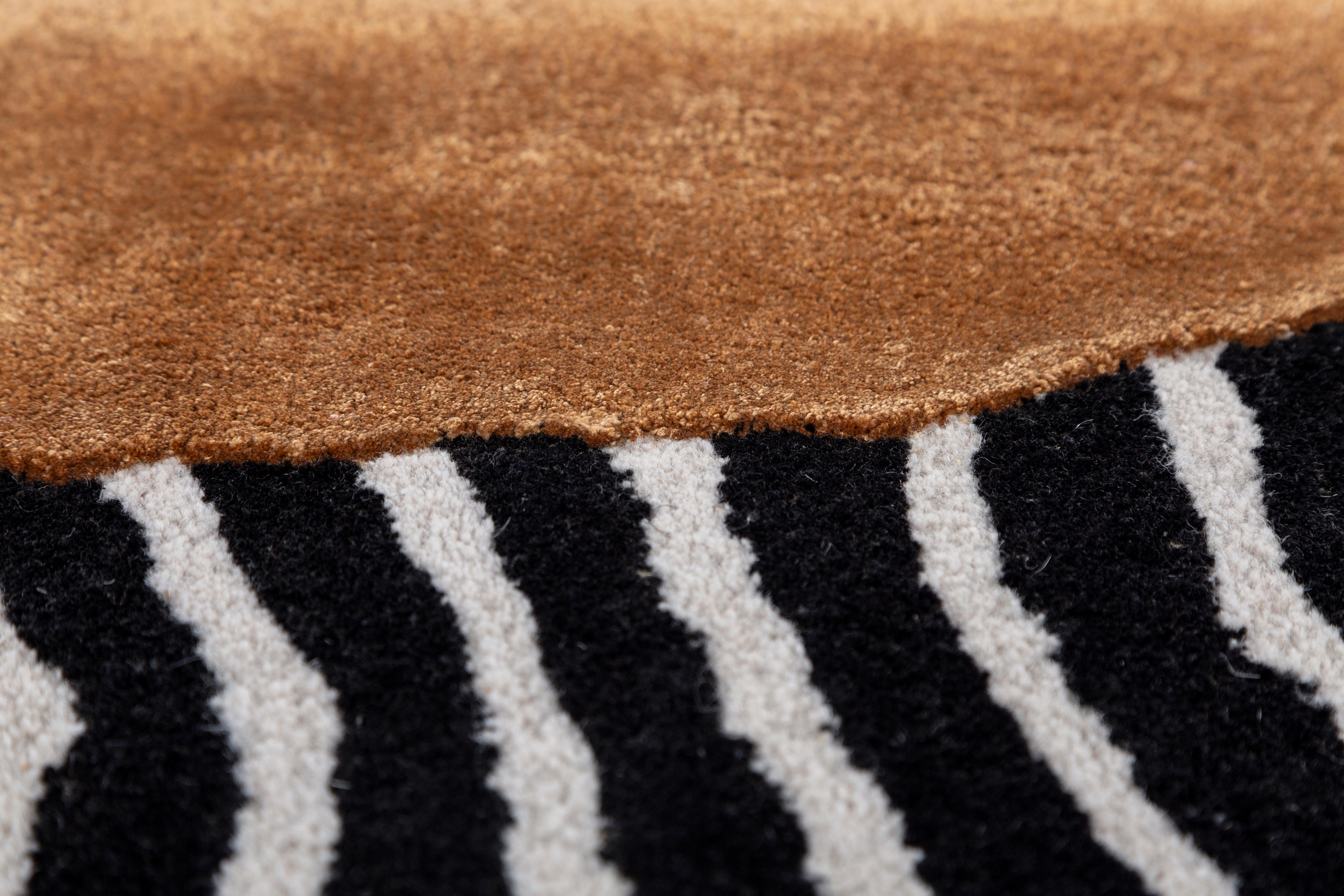 Jaipur Rugs Die Adrift Collection ist eine kühne Erkundung der Kontraste, bei der auffällige Schwarz-Weiß-Muster die Grundlage für jedes Stück bilden. Diese monochromen Elemente sorgen für eine starke, zeitlose Aussage, während kräftige Farbtupfer