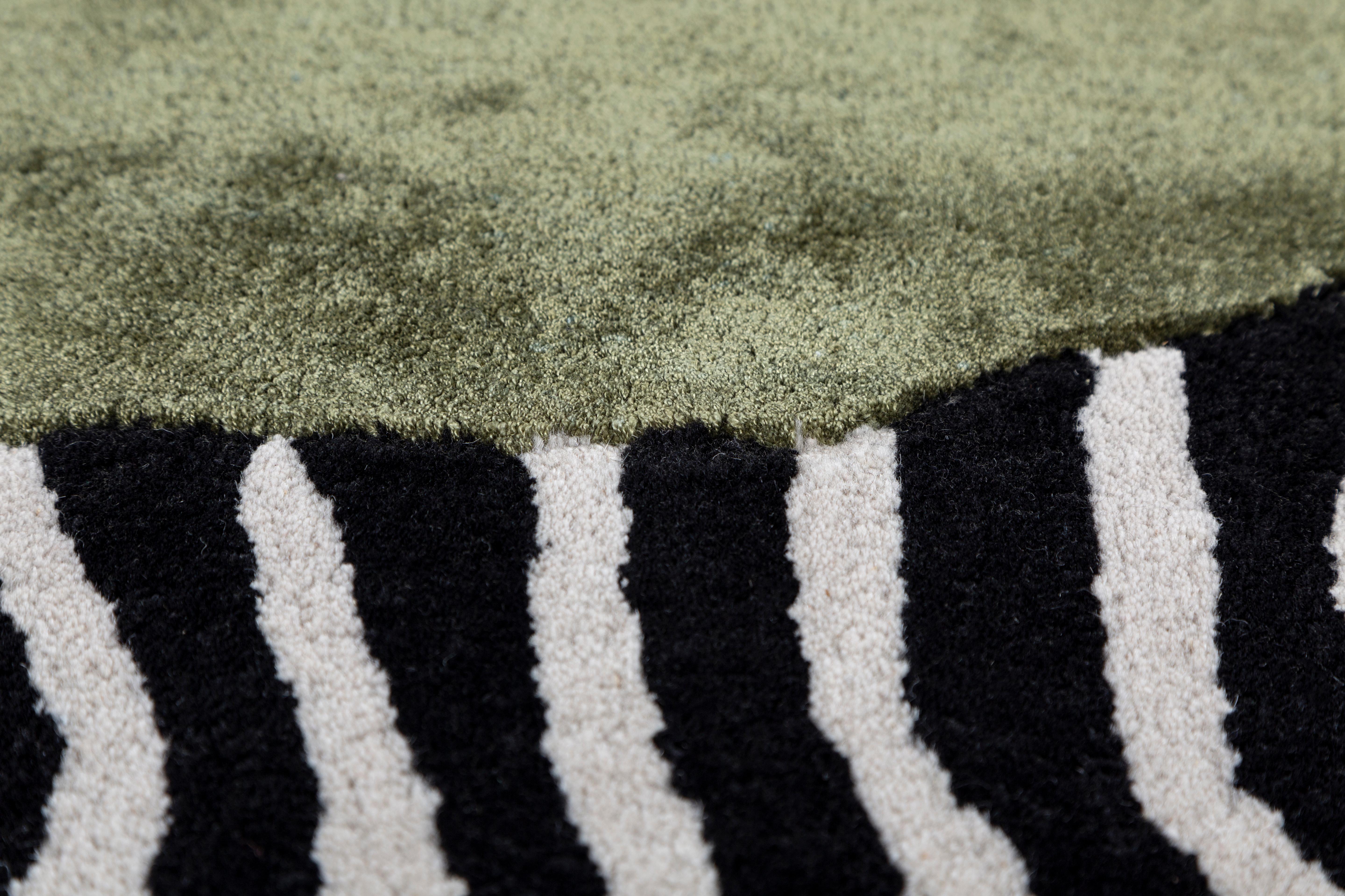 Jaipur Rugs Die Adrift Collection ist eine kühne Erkundung der Kontraste, bei der auffällige Schwarz-Weiß-Muster die Grundlage für jedes Stück bilden. Diese monochromen Elemente sorgen für eine starke, zeitlose Aussage, während kräftige Farbtupfer