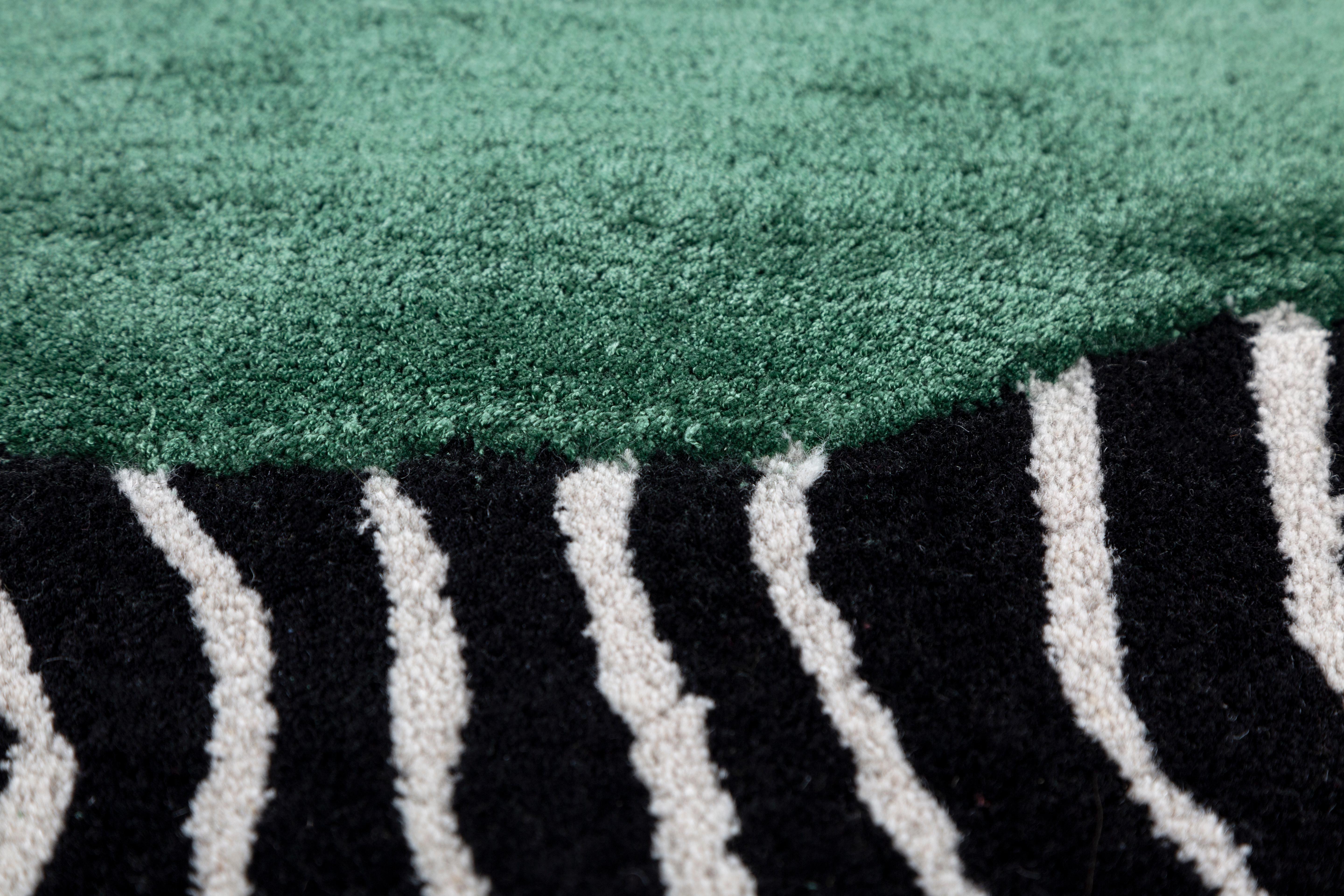 Jaipur Rugs Die Adrift Collection ist eine kühne Erkundung der Kontraste, bei der auffällige Schwarz-Weiß-Muster die Grundlage für jedes Stück bilden. Diese monochromen Elemente sorgen für eine starke, zeitlose Aussage, während kräftige Farbtupfer
